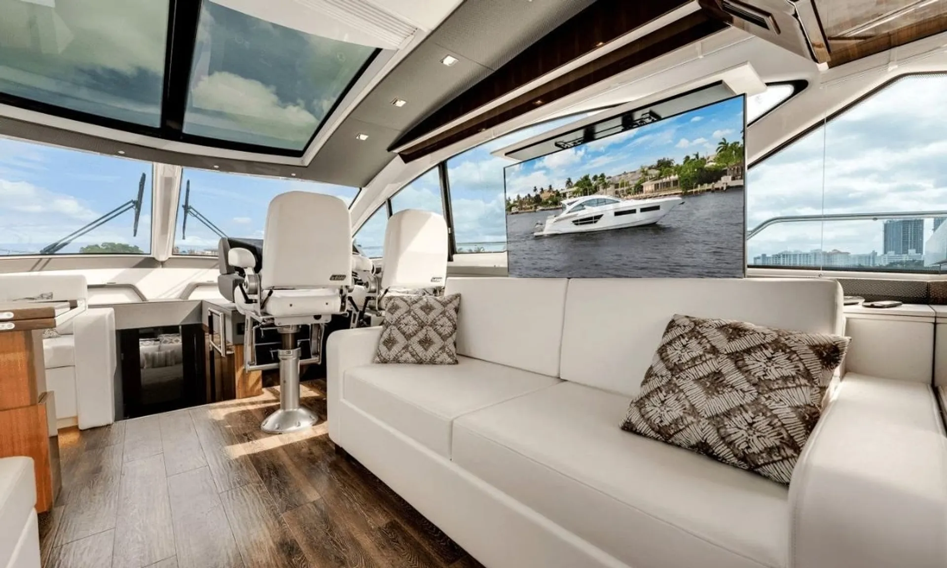 Cruisers Yachts Cantius in Glen Cove, NY — photo 9