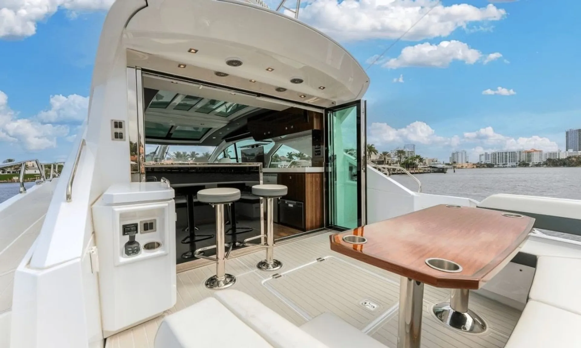 Cruisers Yachts Cantius in Glen Cove, NY — photo 7