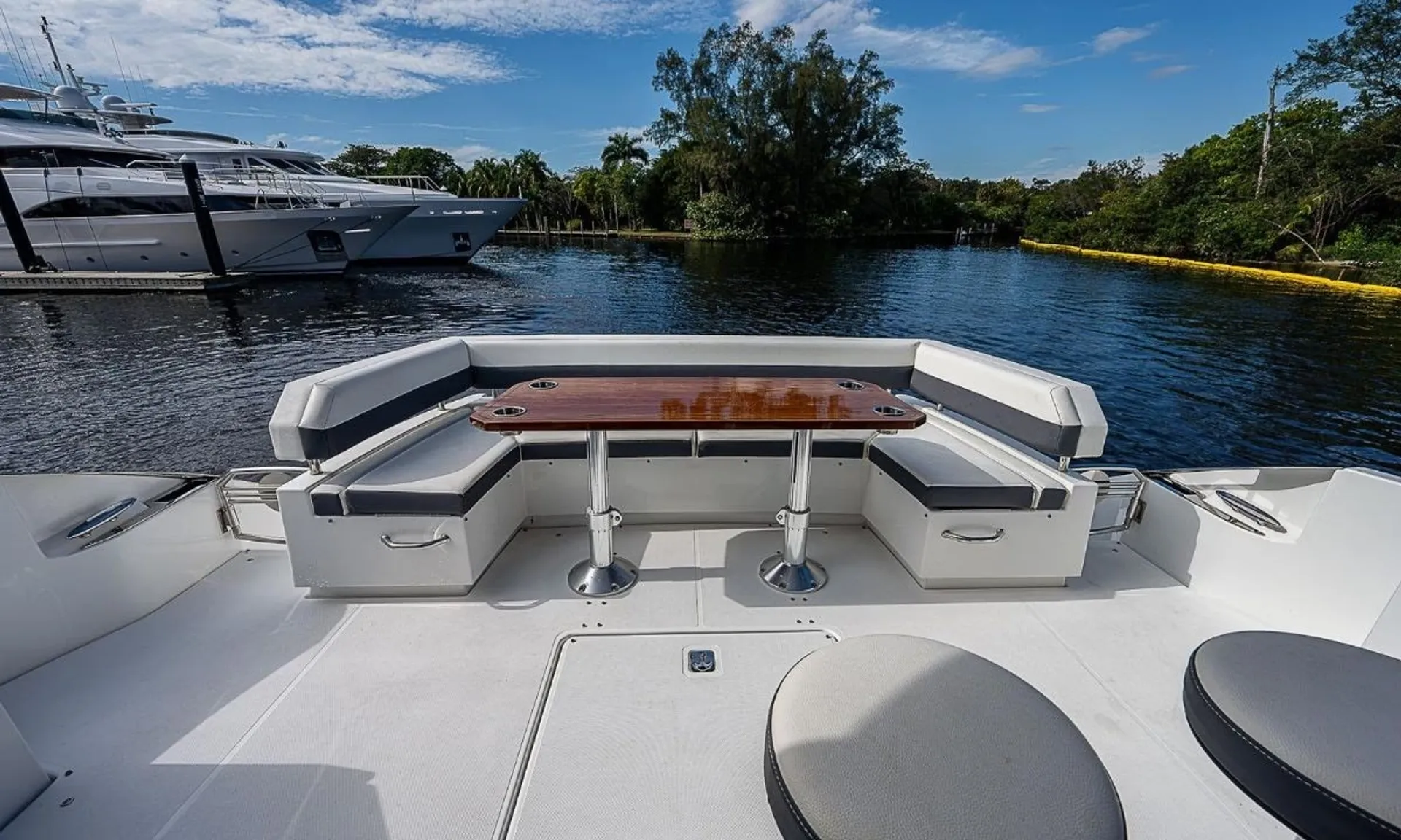 Cruisers Yachts Cantius in Glen Cove, NY — photo 5