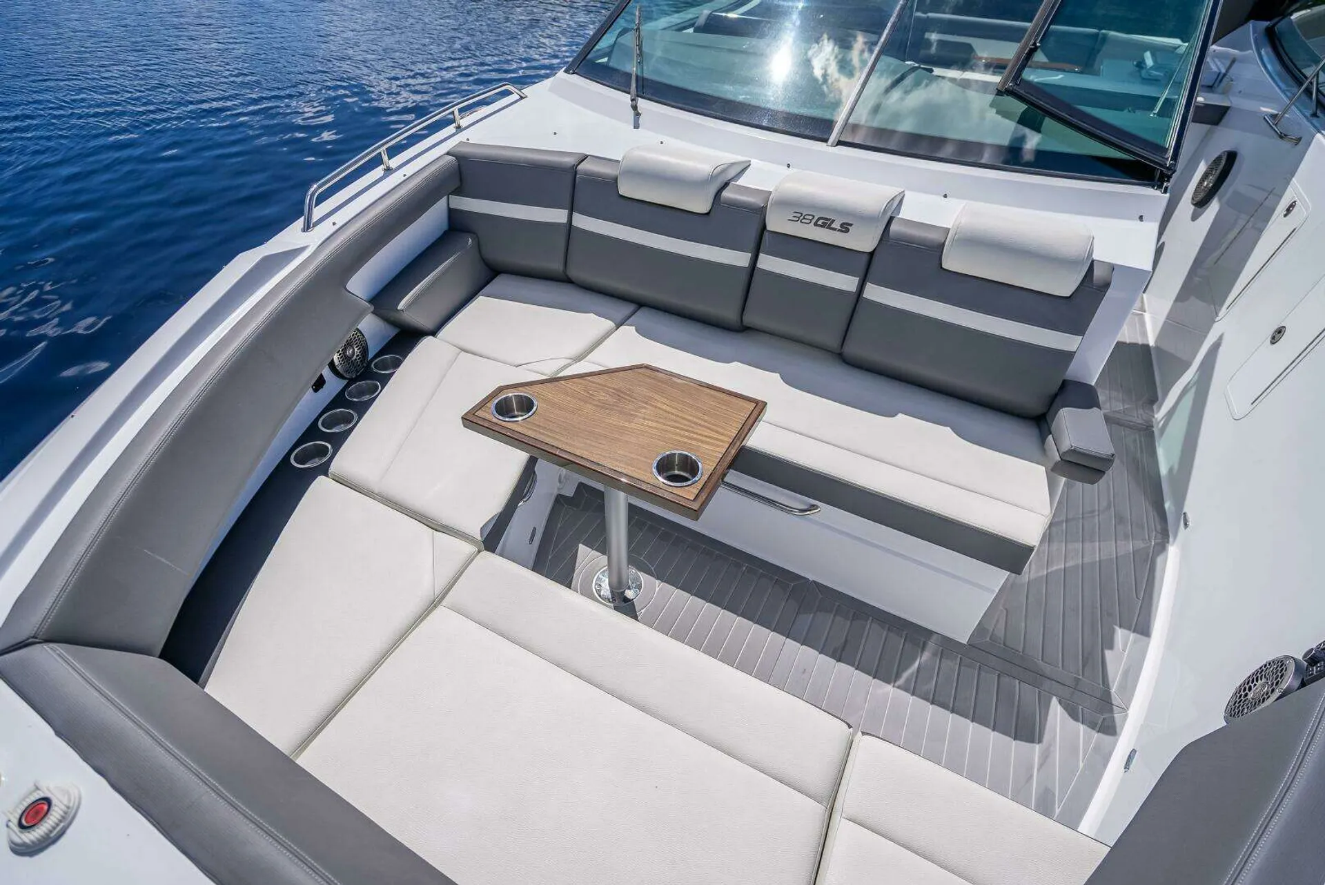 CRUISERS YACHTS 38 GLS in New York, NY — photo 4