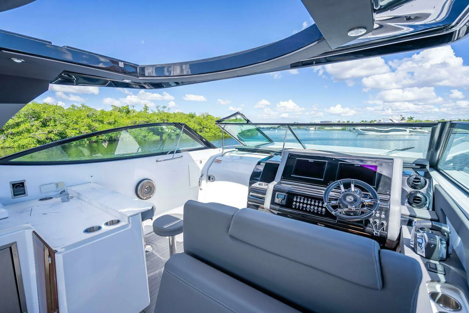 CRUISERS YACHTS 38 GLS in New York, NY — photo 7