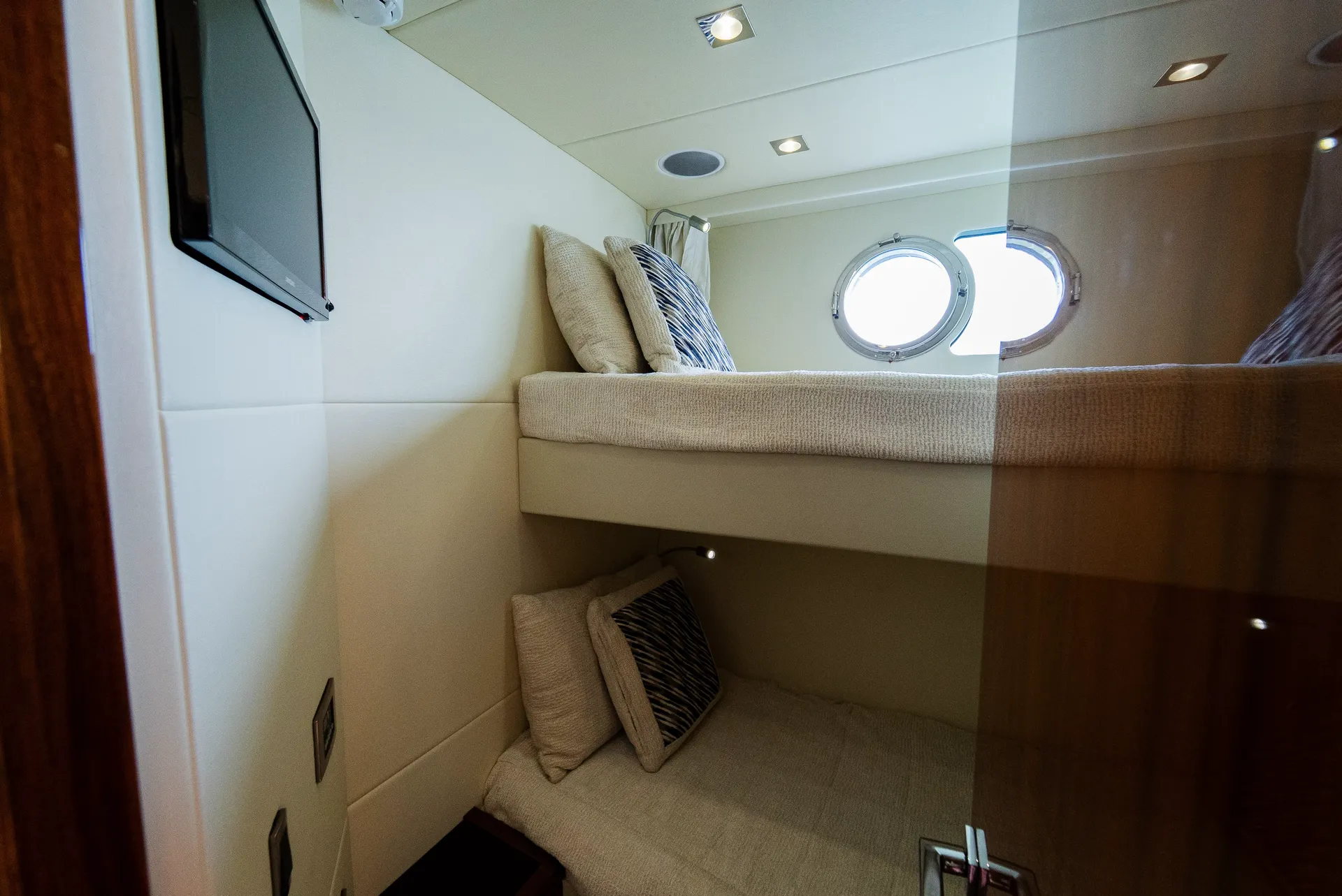 Sunseeker 65 Sport Yacht in New York, NY — photo 7