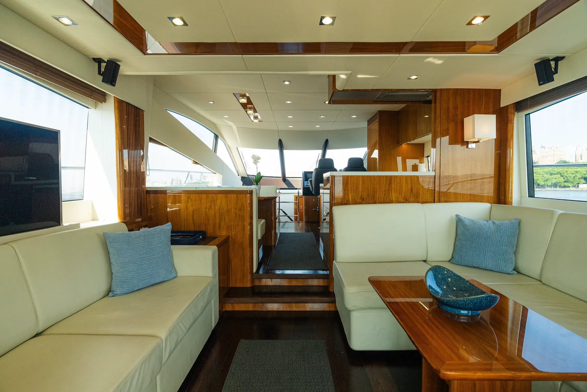 Sunseeker 65 Sport Yacht in New York, NY — photo 6