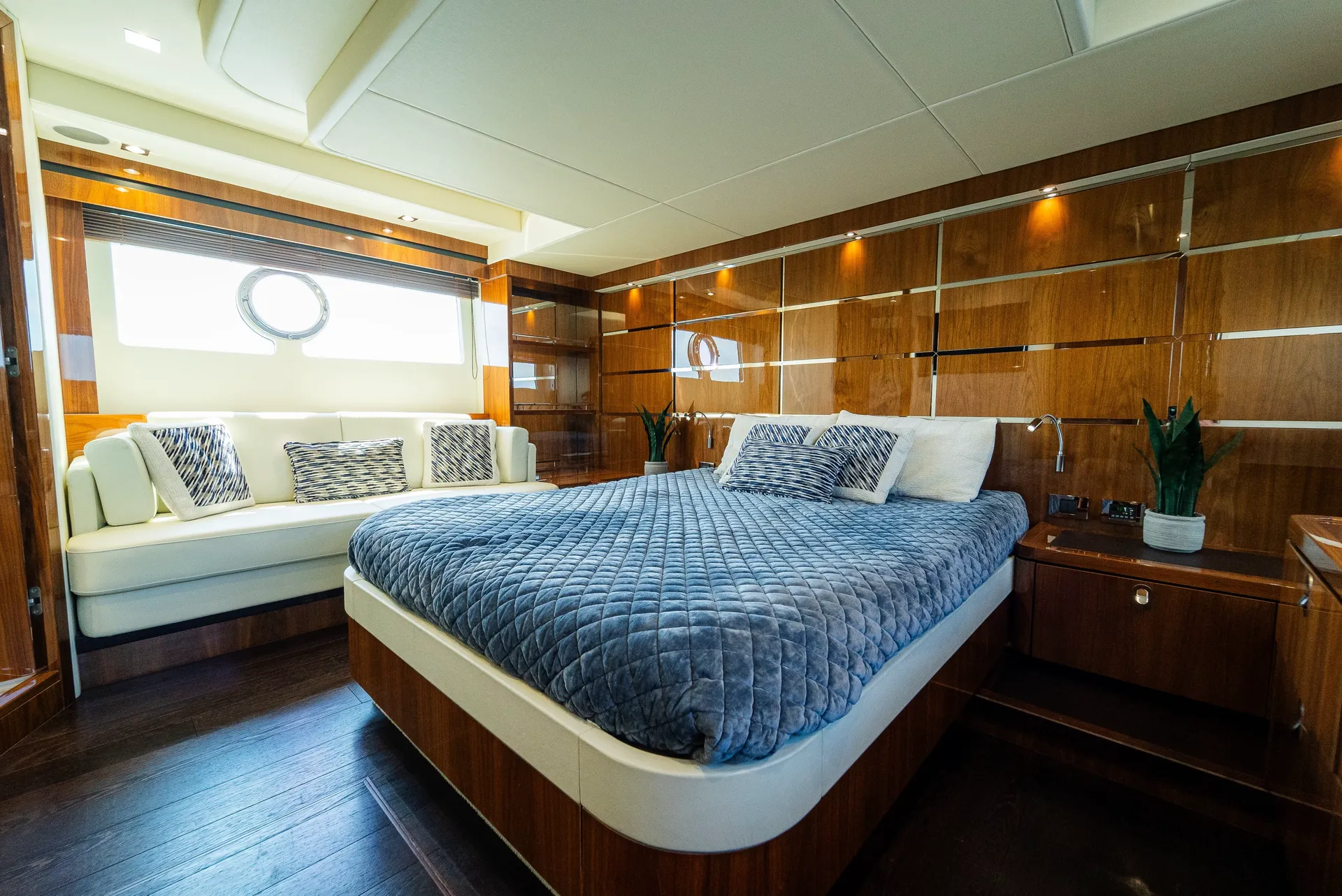 Sunseeker 65 Sport Yacht in New York, NY — photo 8