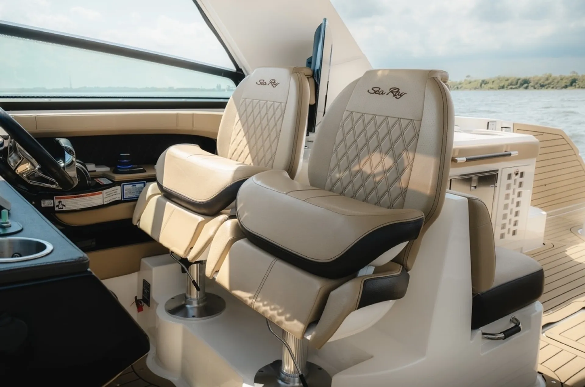 2021 Sea Ray SLX 400 — Luxury, Performance & Fun on the Water