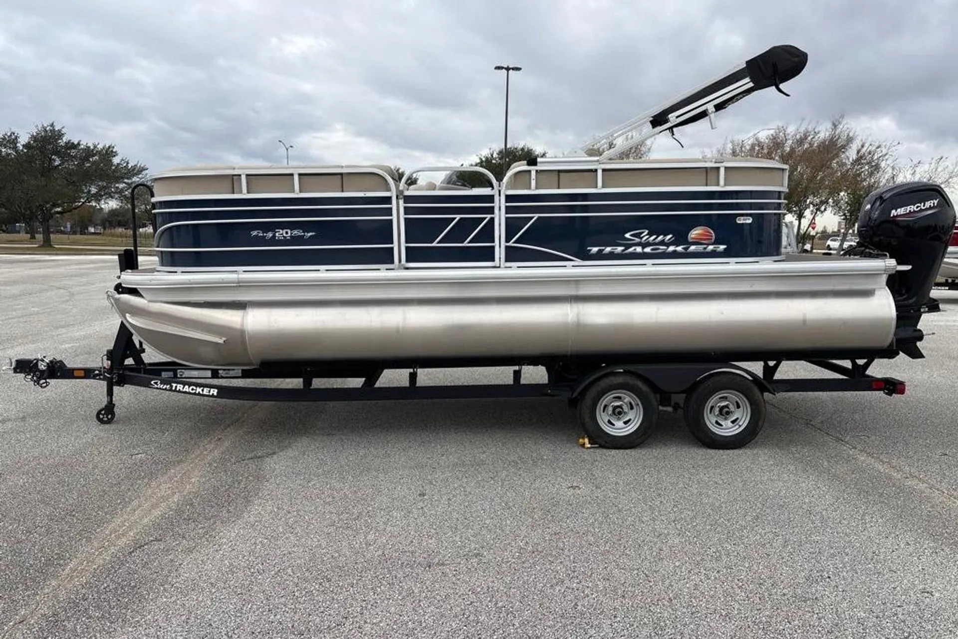 SUN TRACKER PARTY BARGE 20 DLX in Granbury, TX — photo 9