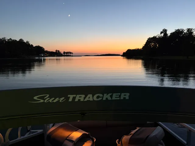 Rent a SUN TRACKER BY TRACKER MARINE pontoon in Florien, LA near me