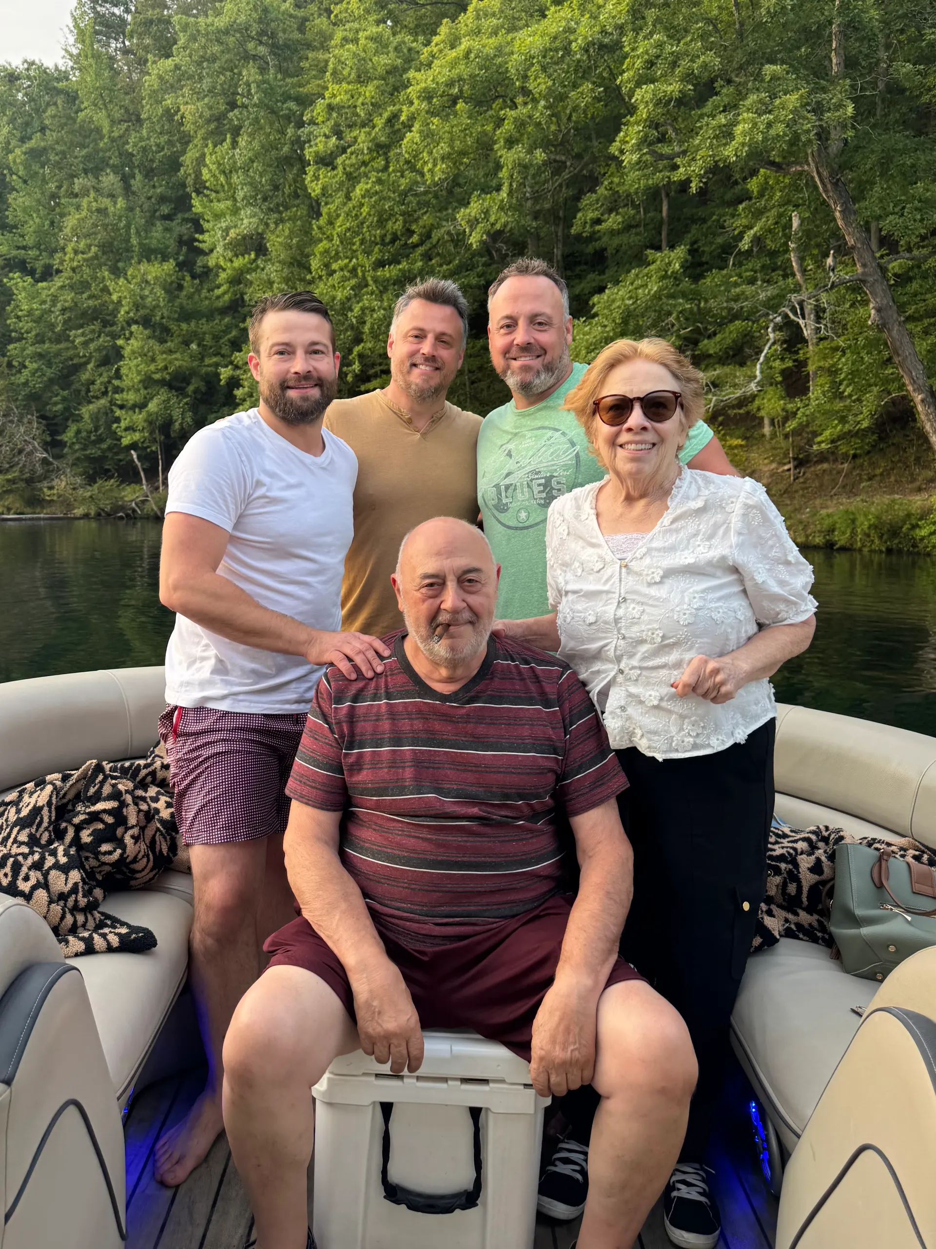 Francioni Tritoon - Perfect Location on Lake Hamilton