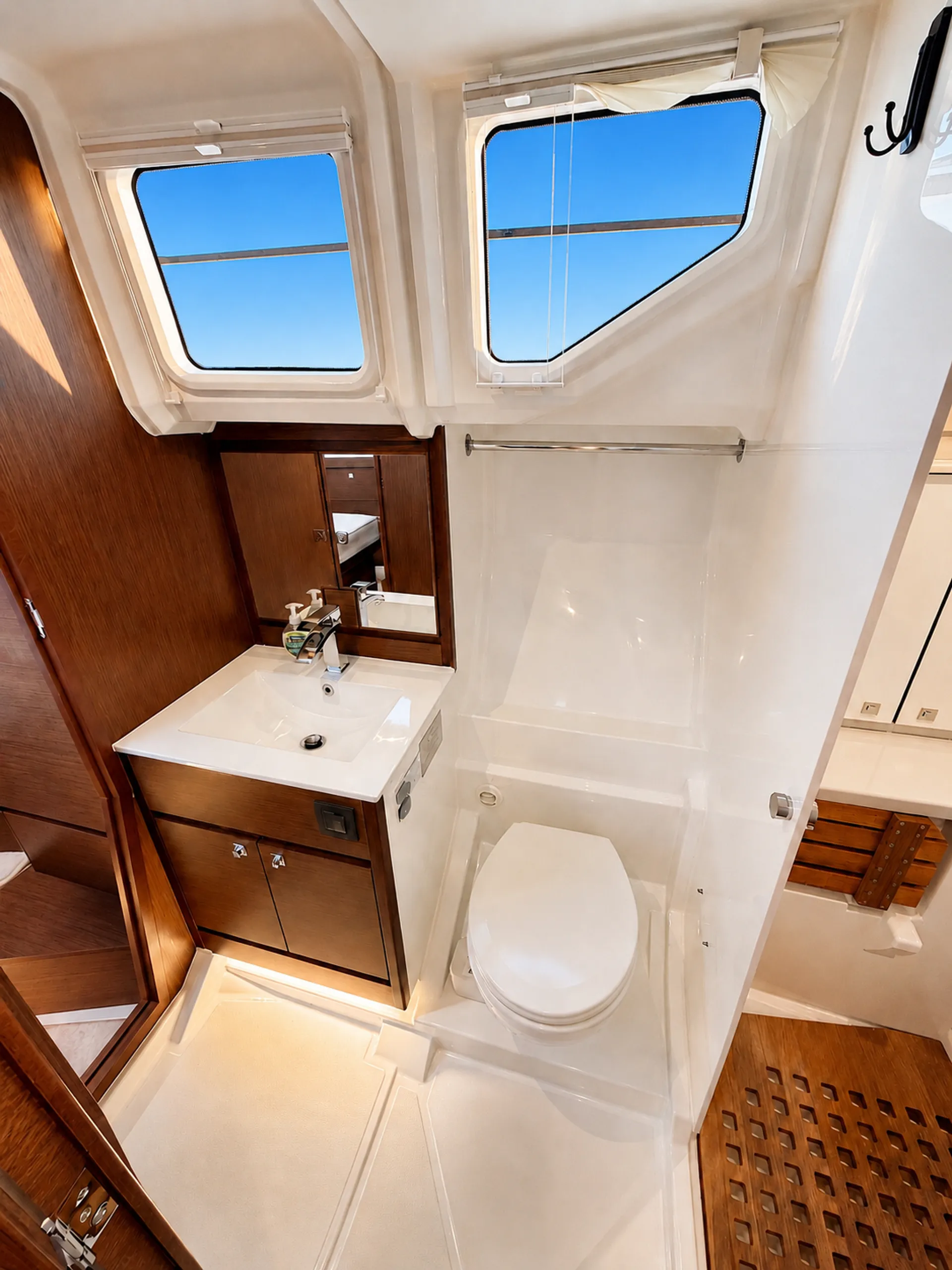 “Explore Portland &amp; the Columbia Gorge by Private Yacht” 