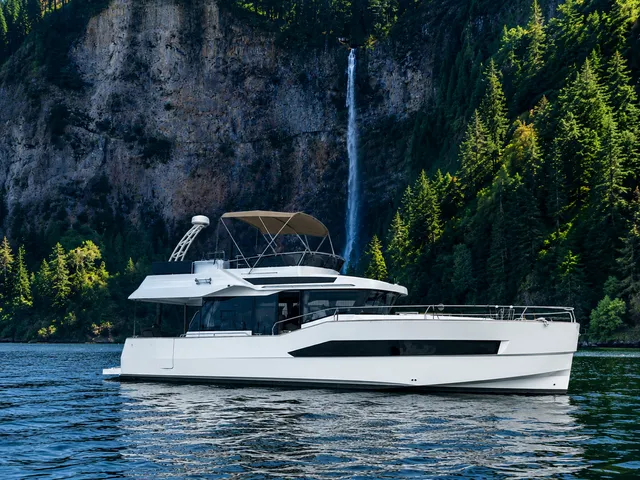 Rent a Delphia 12 motor yacht in Portland, OR near me
