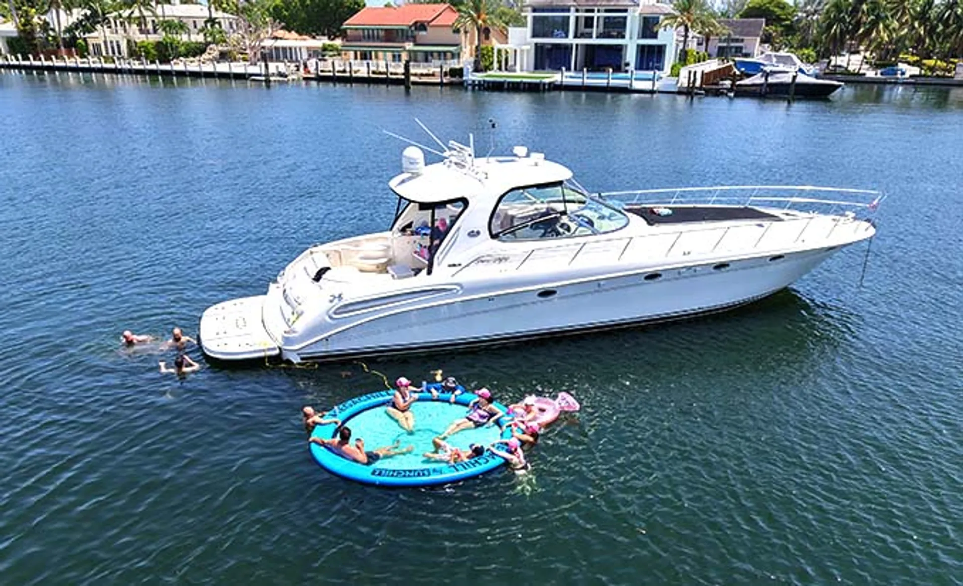 Sea Ray Boats 550 Sundancer in Fort Lauderdale, FL — photo 4