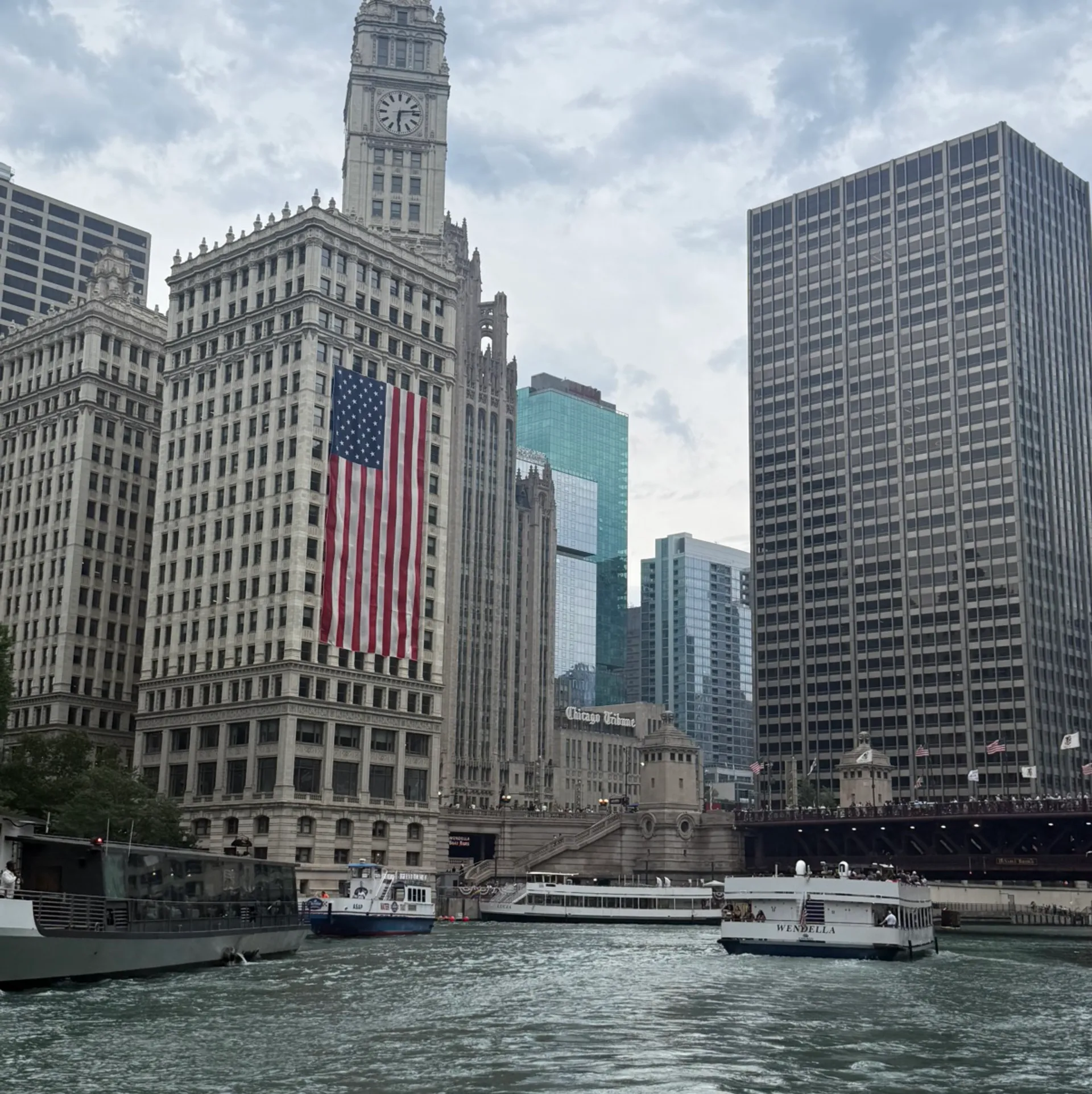 Luxurious 37’ Sea Ray Sundancer out of Navy Pier Marina for up to 6!