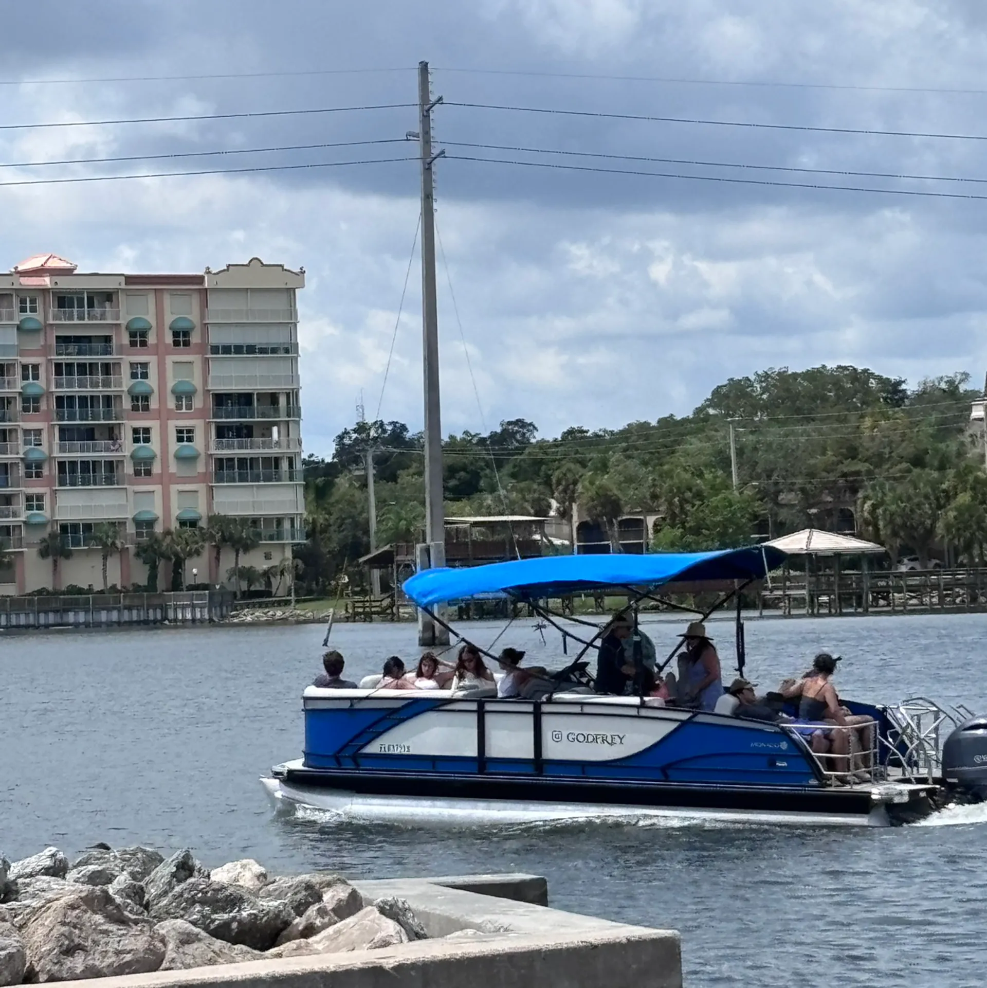 22 ft Tritoon - Max 12 People - Lake delivery available