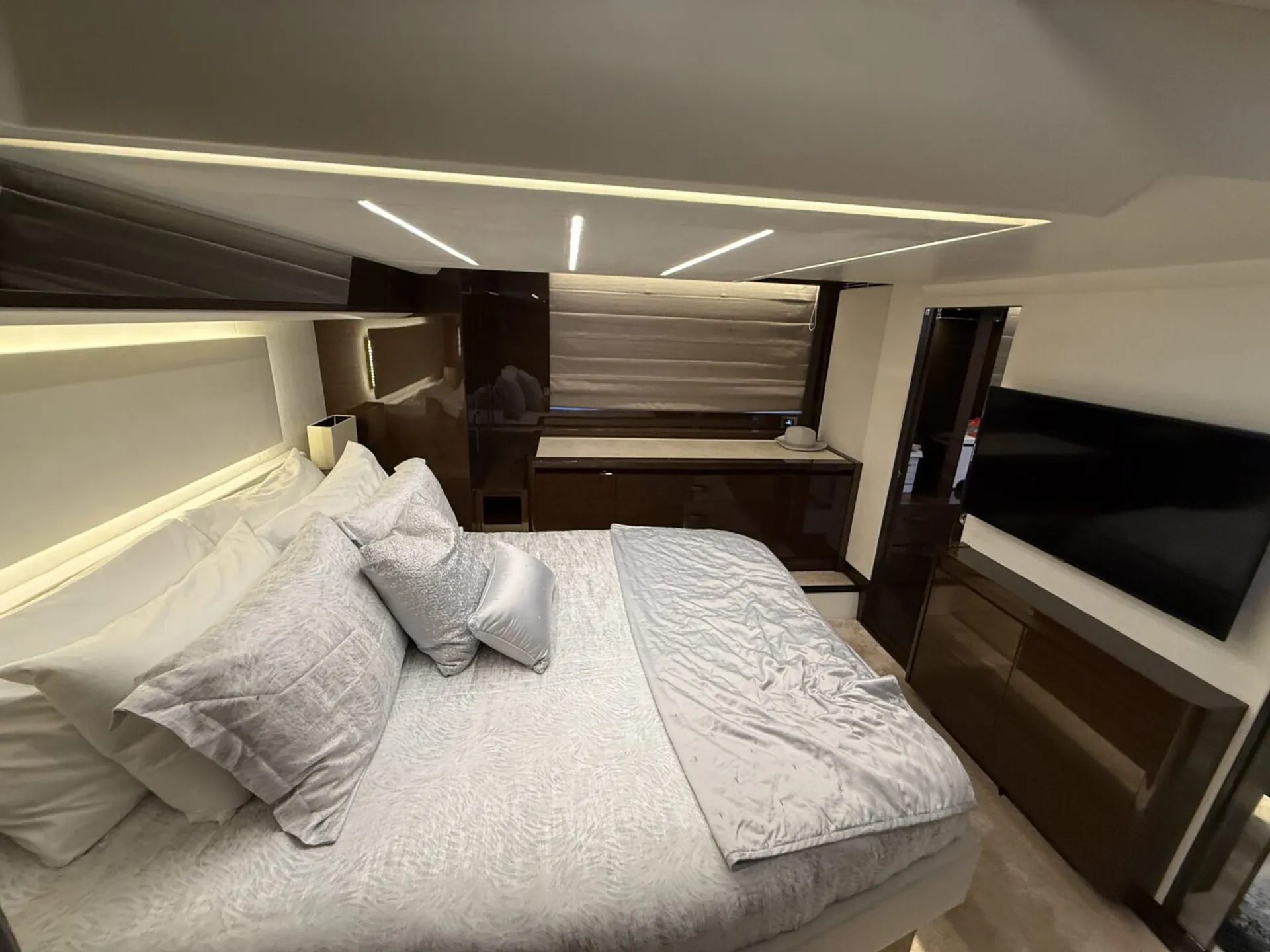 Prestige 590 flybridge in Fort Lauderdale, FL — photo 4