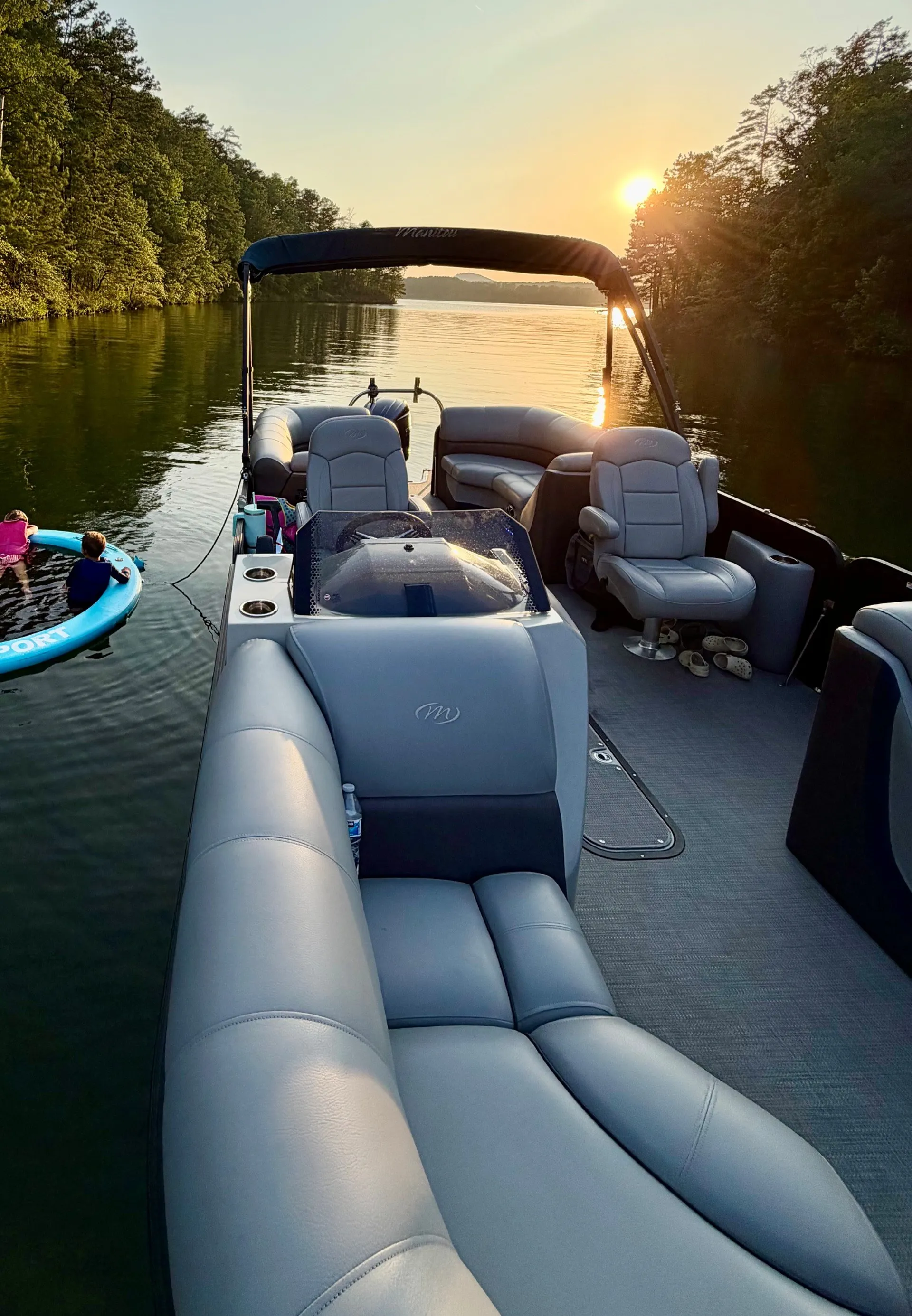 Luxury Tri-toon 2022 Manitou Oasis 24Ft with NEW 200HP outboard