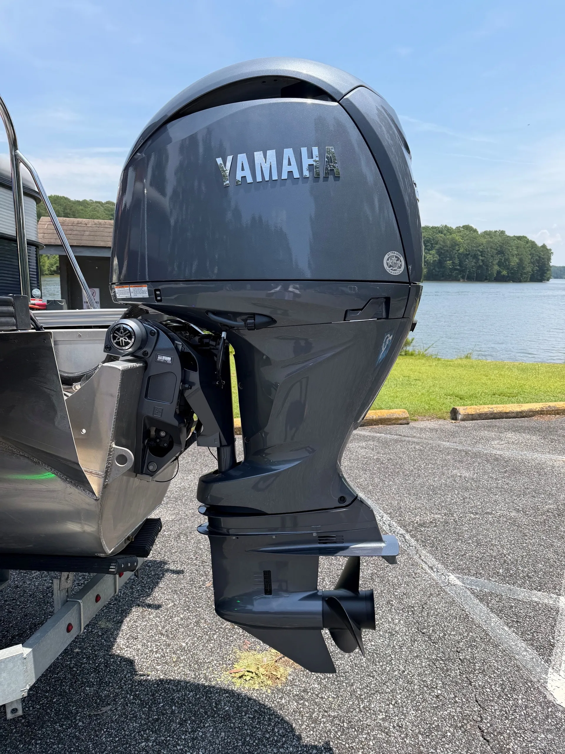Luxury Tri-toon 2022 Manitou Oasis 24Ft with NEW 200HP outboard