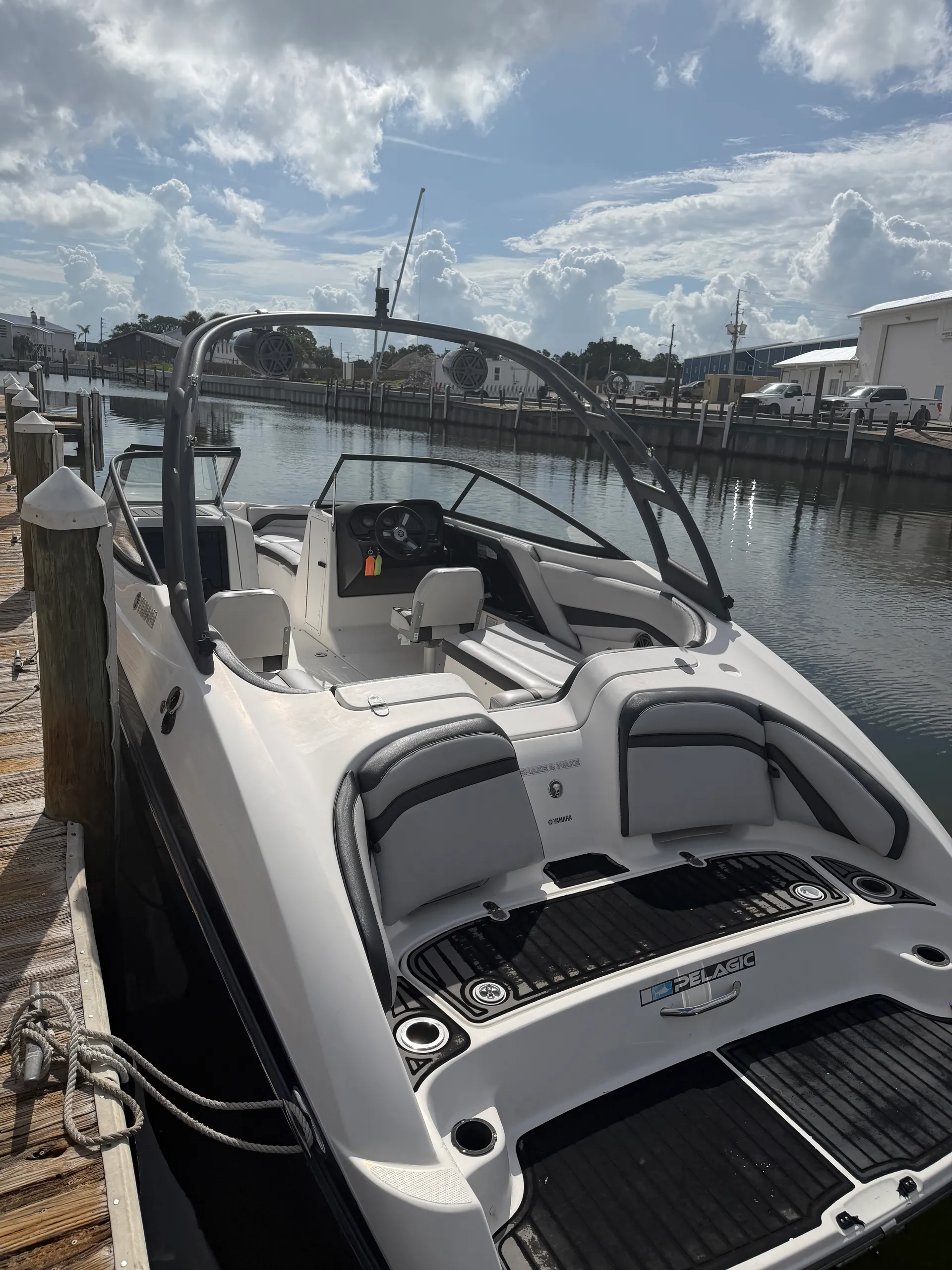 Yamaha AR240- Spacious and Fast Island hopping