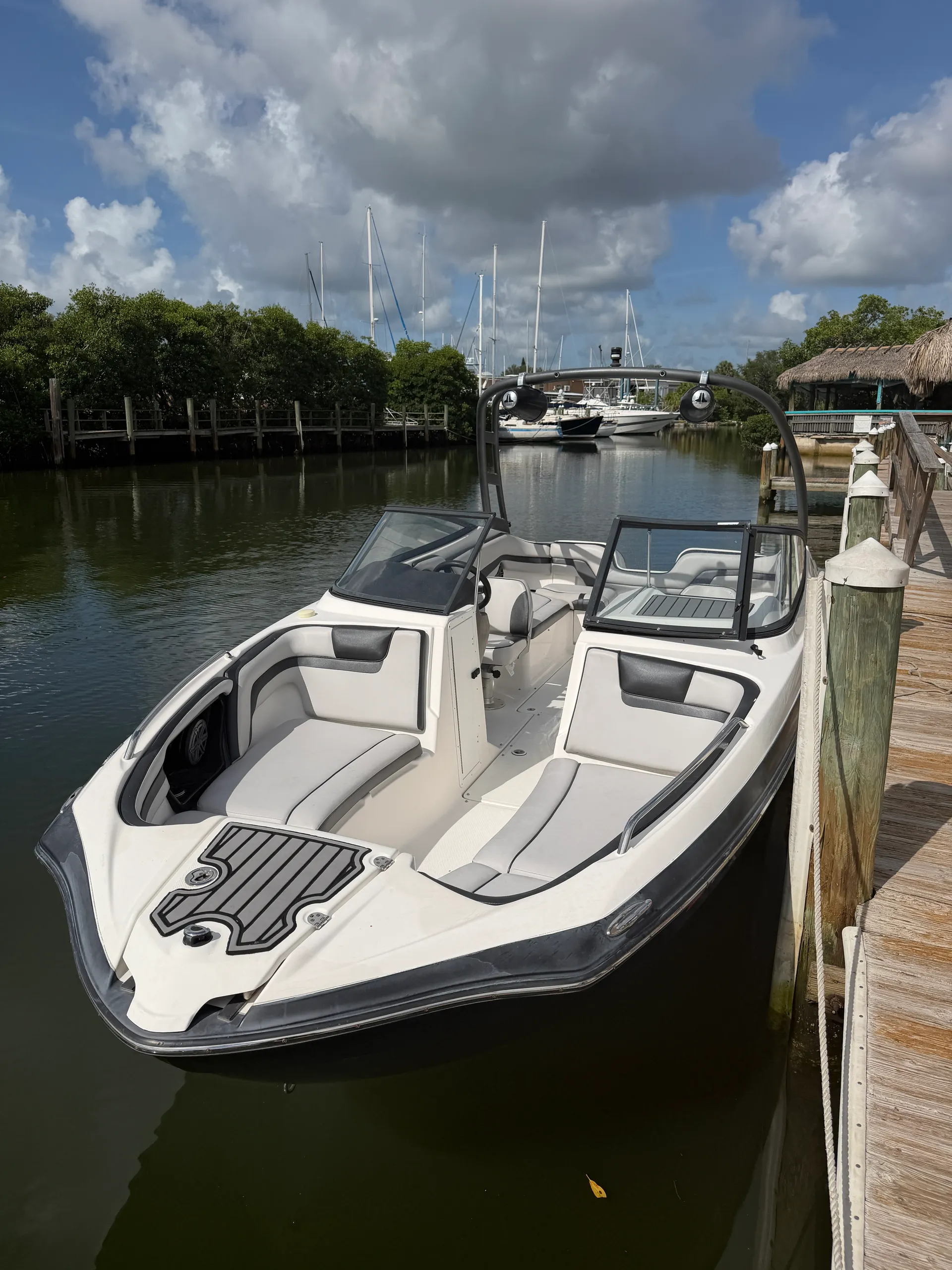 Yamaha AR240- Spacious and Fast Island hopping