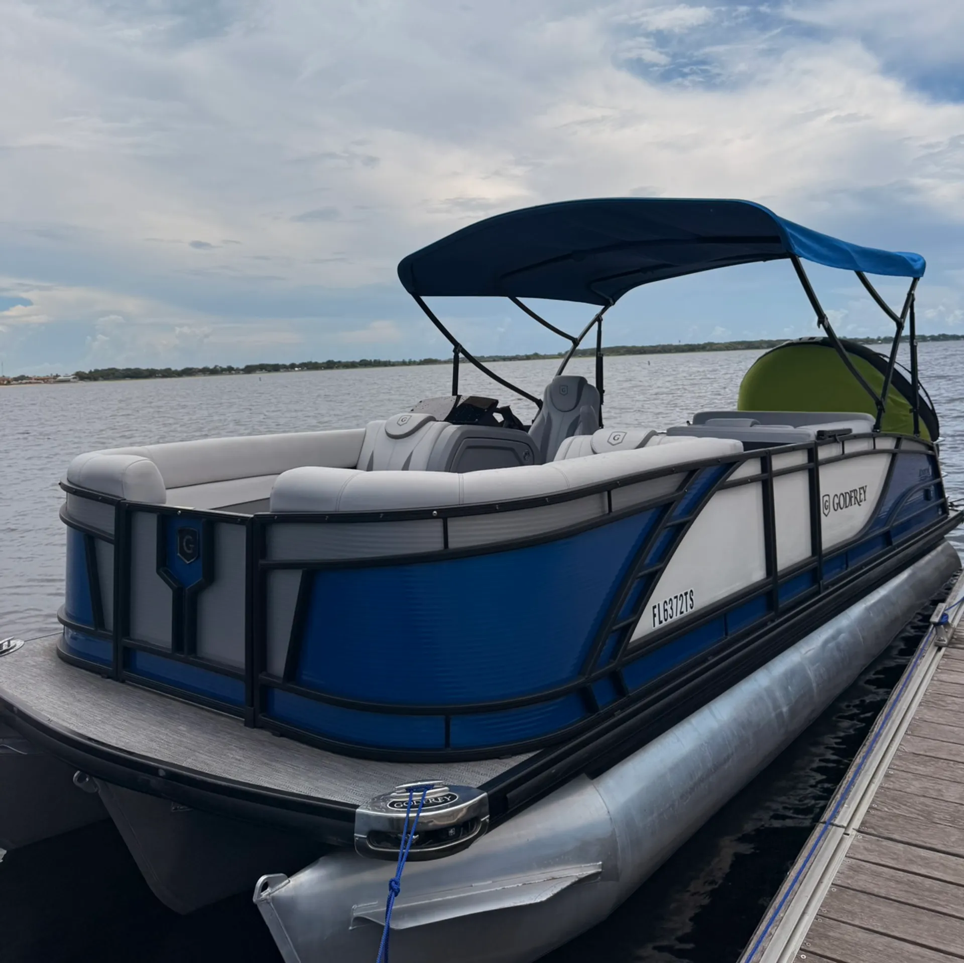 22 ft Tritoon - Max 12 People - Lake delivery available