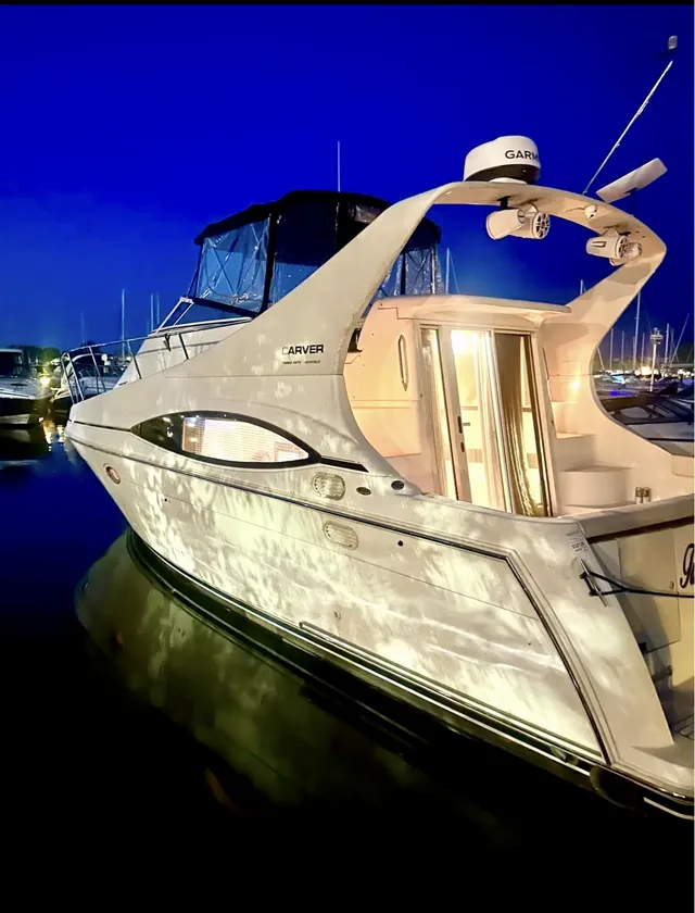 Rent a motor yacht in Chicago, IL near me