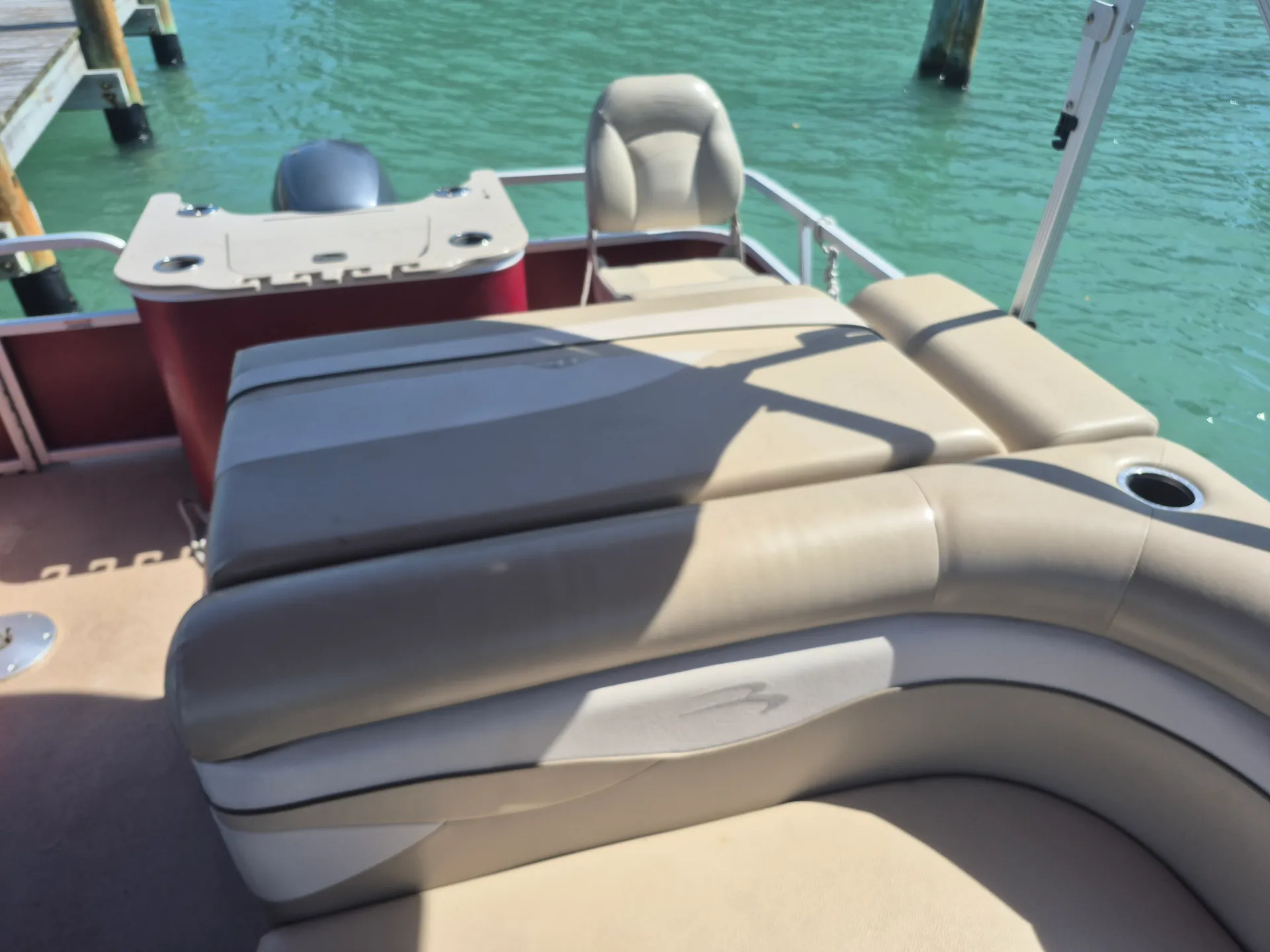 Bennington 22 SSi Pontoon with plush seating 