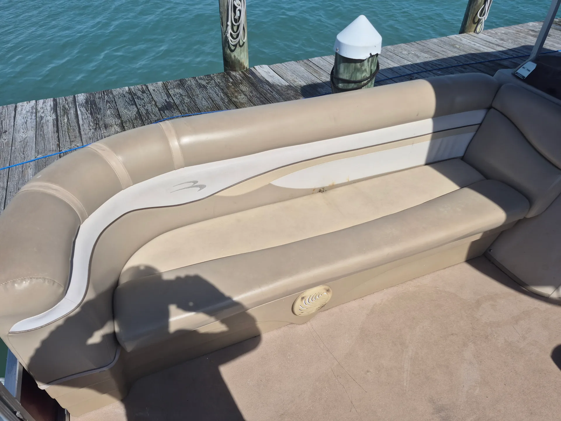 Bennington 22 SSi Pontoon with plush seating 