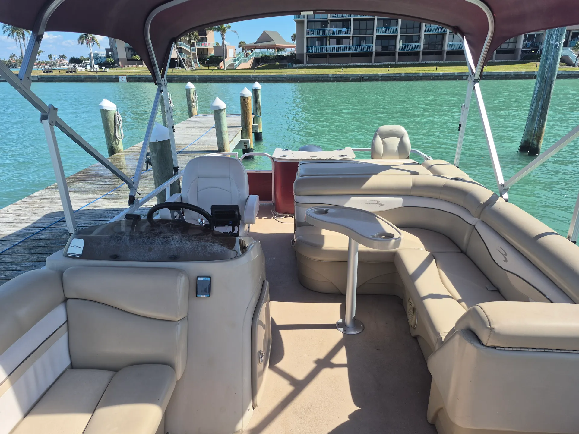 Bennington 22 SSi Pontoon with plush seating 
