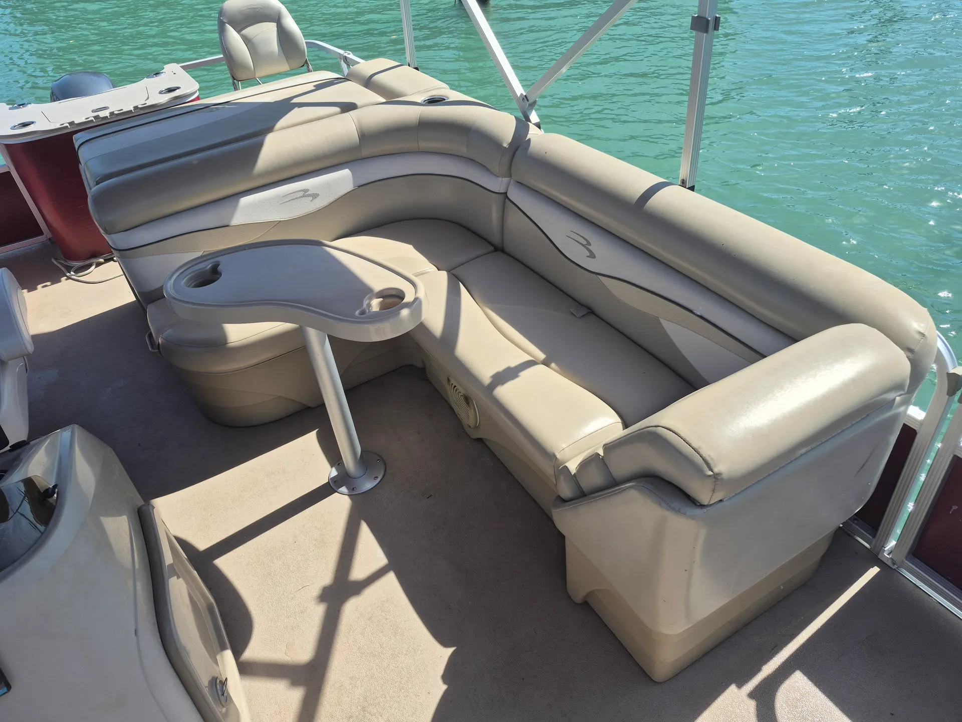 Bennington 22 SSi Pontoon with plush seating 