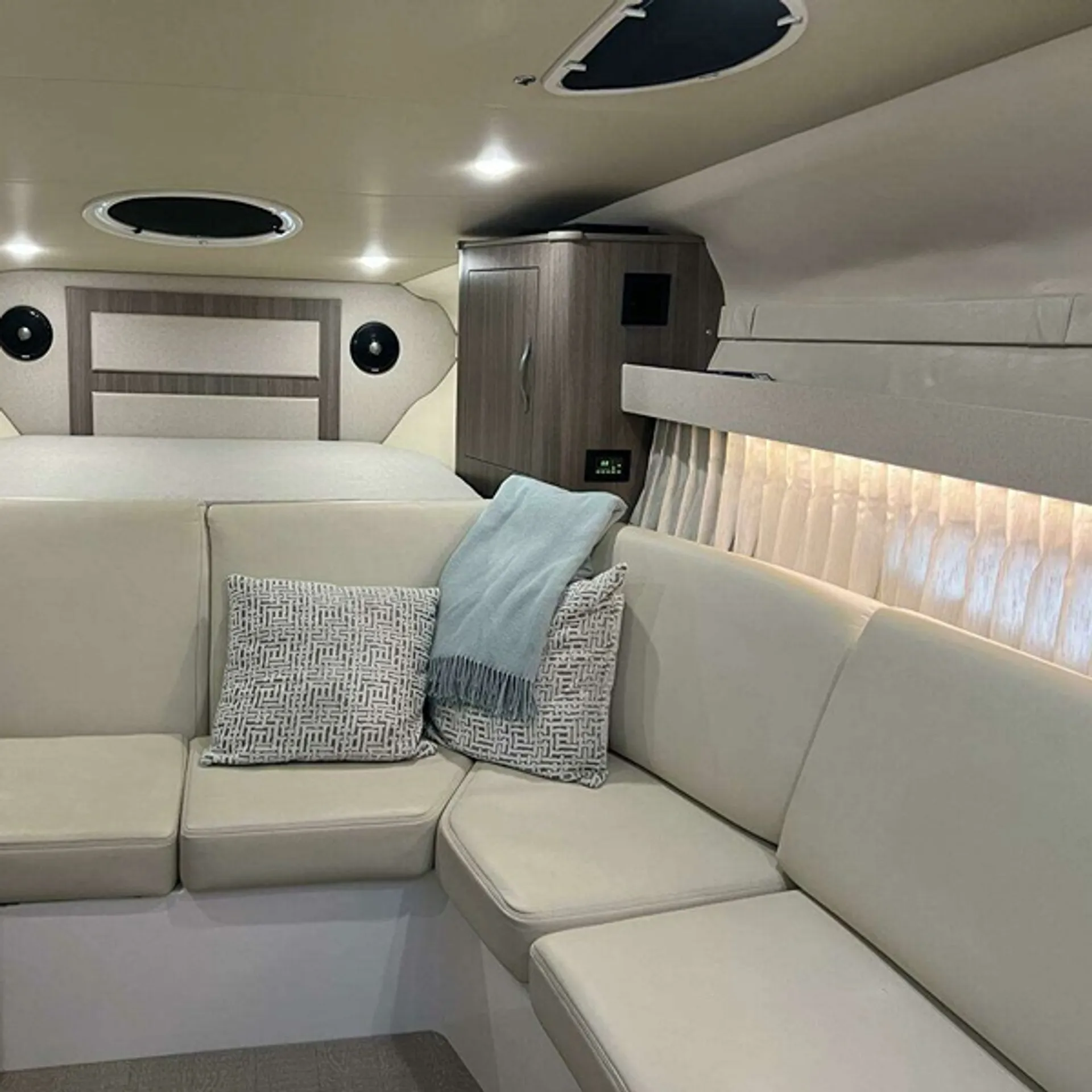REGAL BOATS 32 EXPRESS CRUISER in New York, NY — photo 9