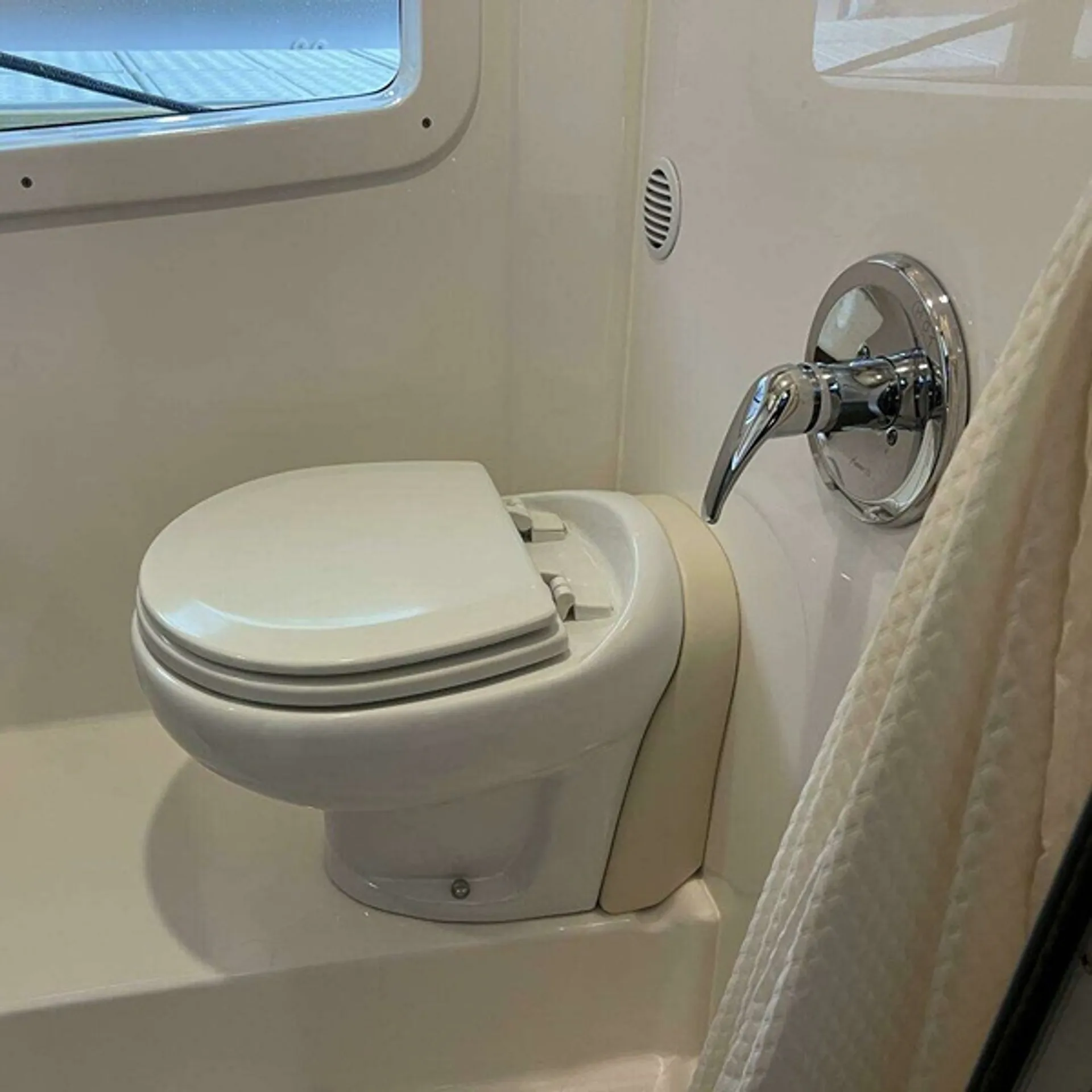 2019 Regal 33 Express | Luxury Cruiser with Joystick, Grill & Premium 