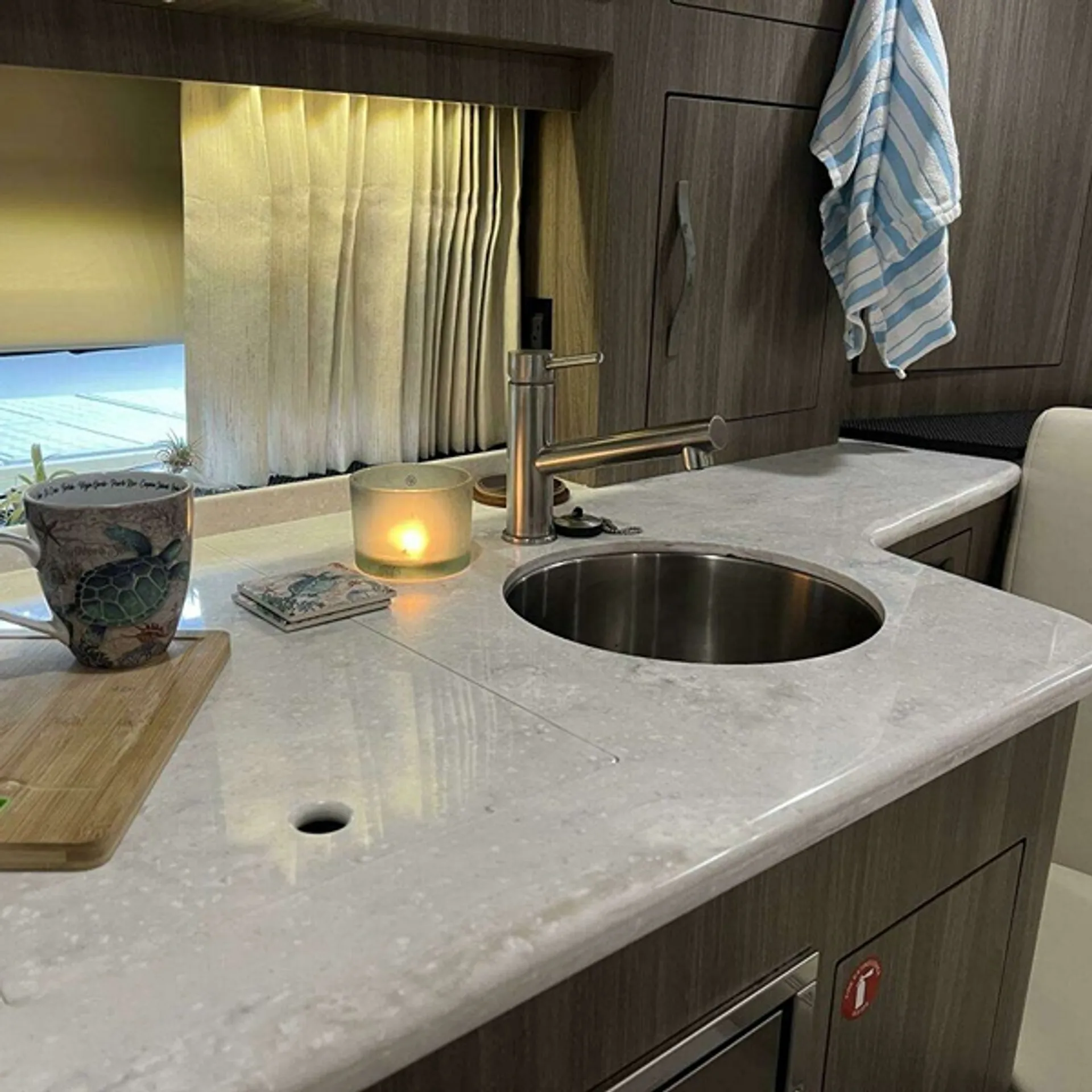 2019 Regal 33 Express | Luxury Cruiser with Joystick, Grill & Premium 