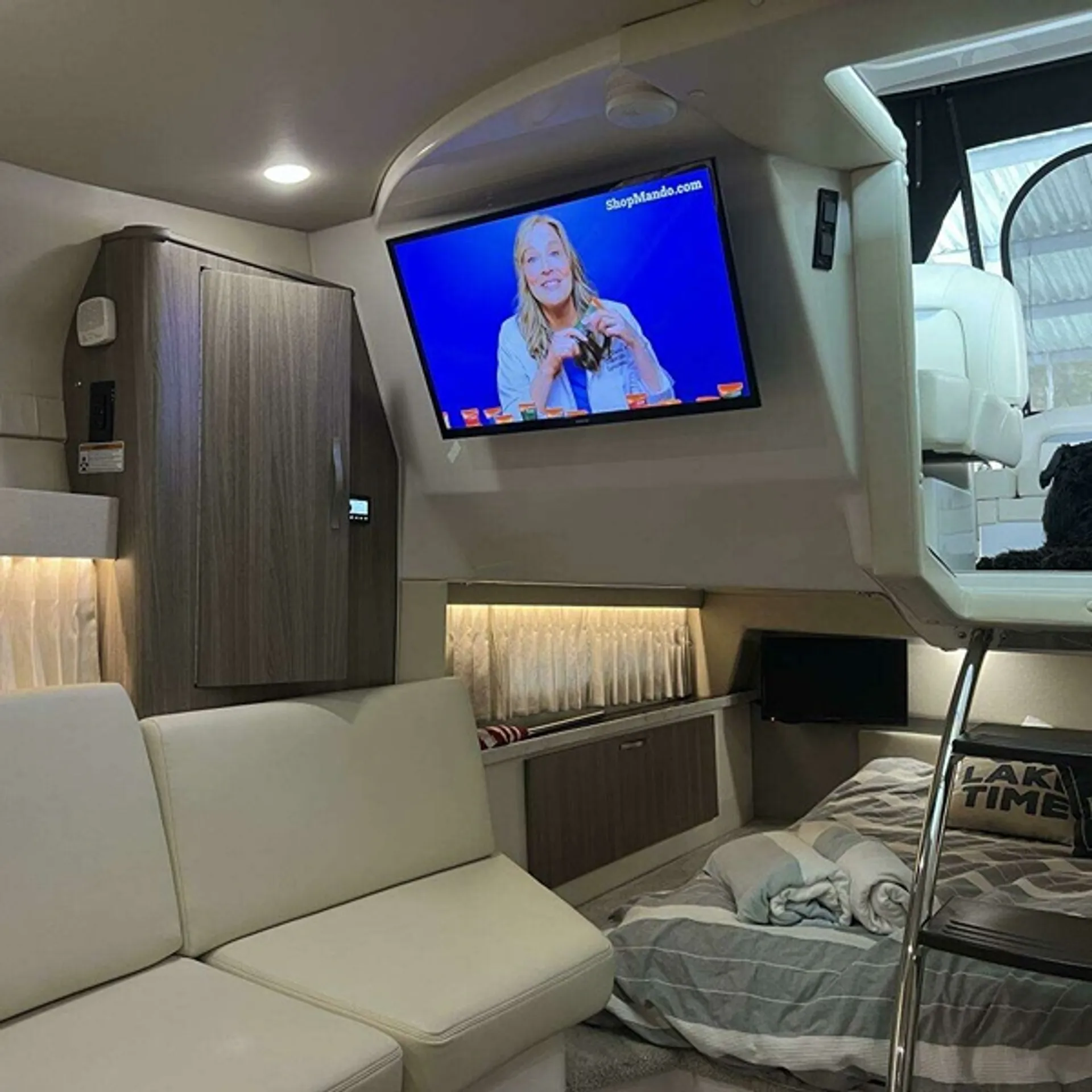 2019 Regal 33 Express | Luxury Cruiser with Joystick, Grill & Premium 