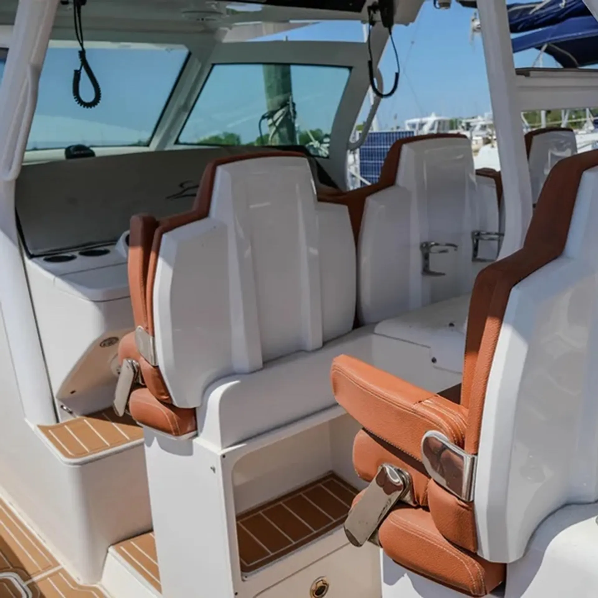 SCOUT BOATS 380 LXF W/4-F300 in New York, NY — photo 8