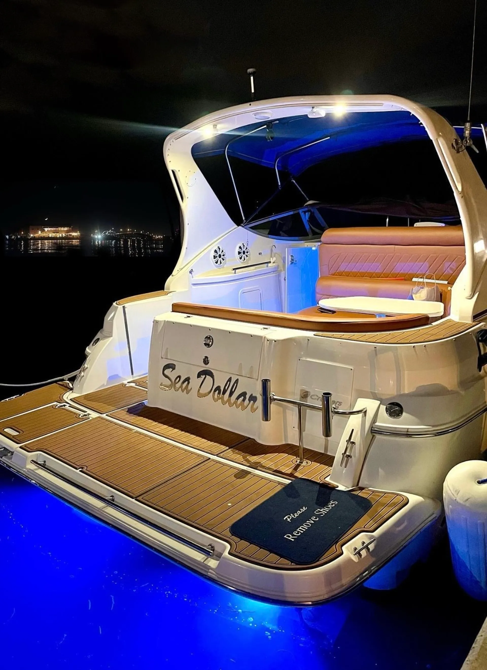CRUISERS YACHTS 3075 ROGUE in Miami, FL — photo 3