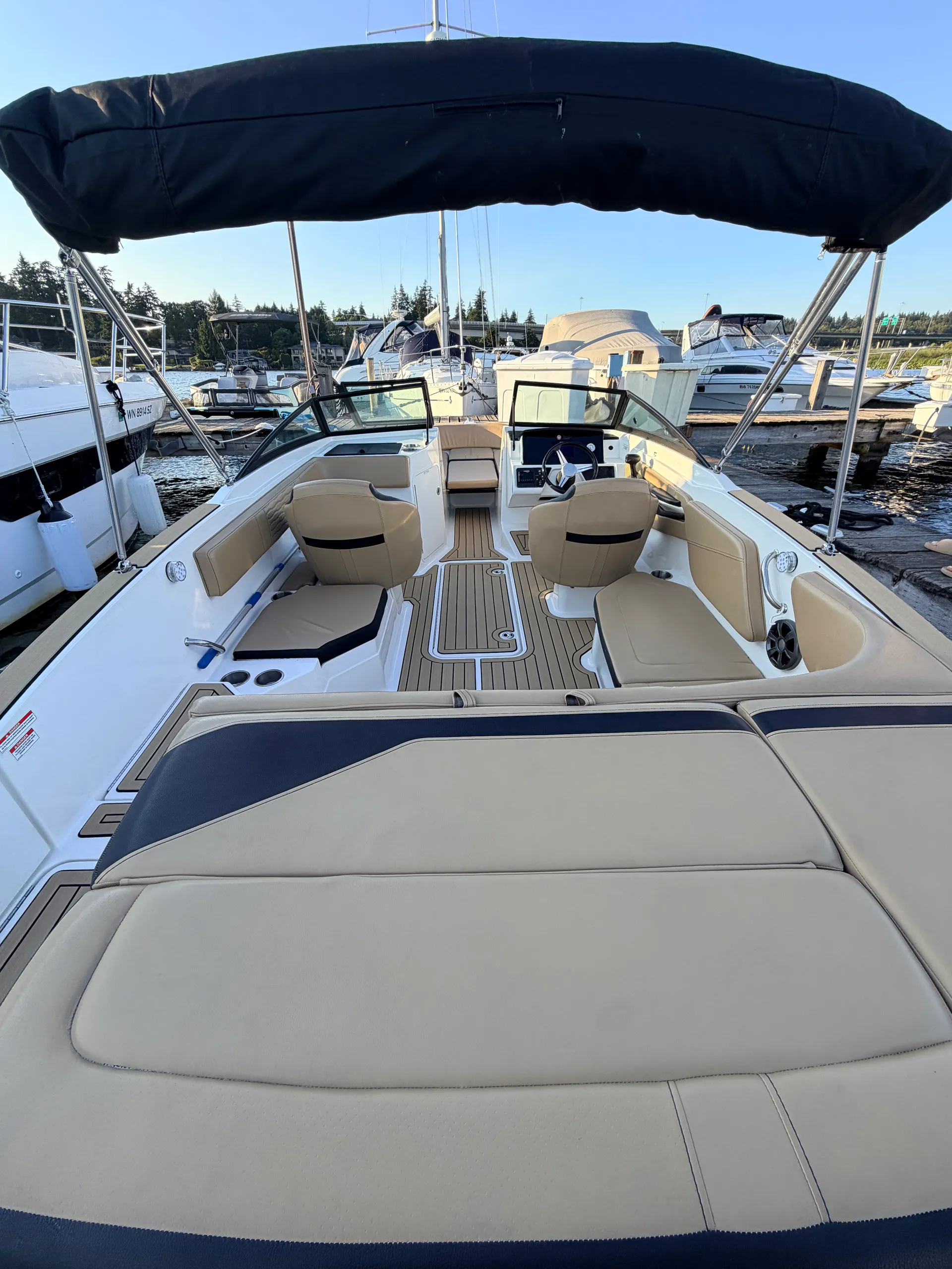 21' Sea Ray | Complimentary Lake-Day Activities on 5+ Hour Trips