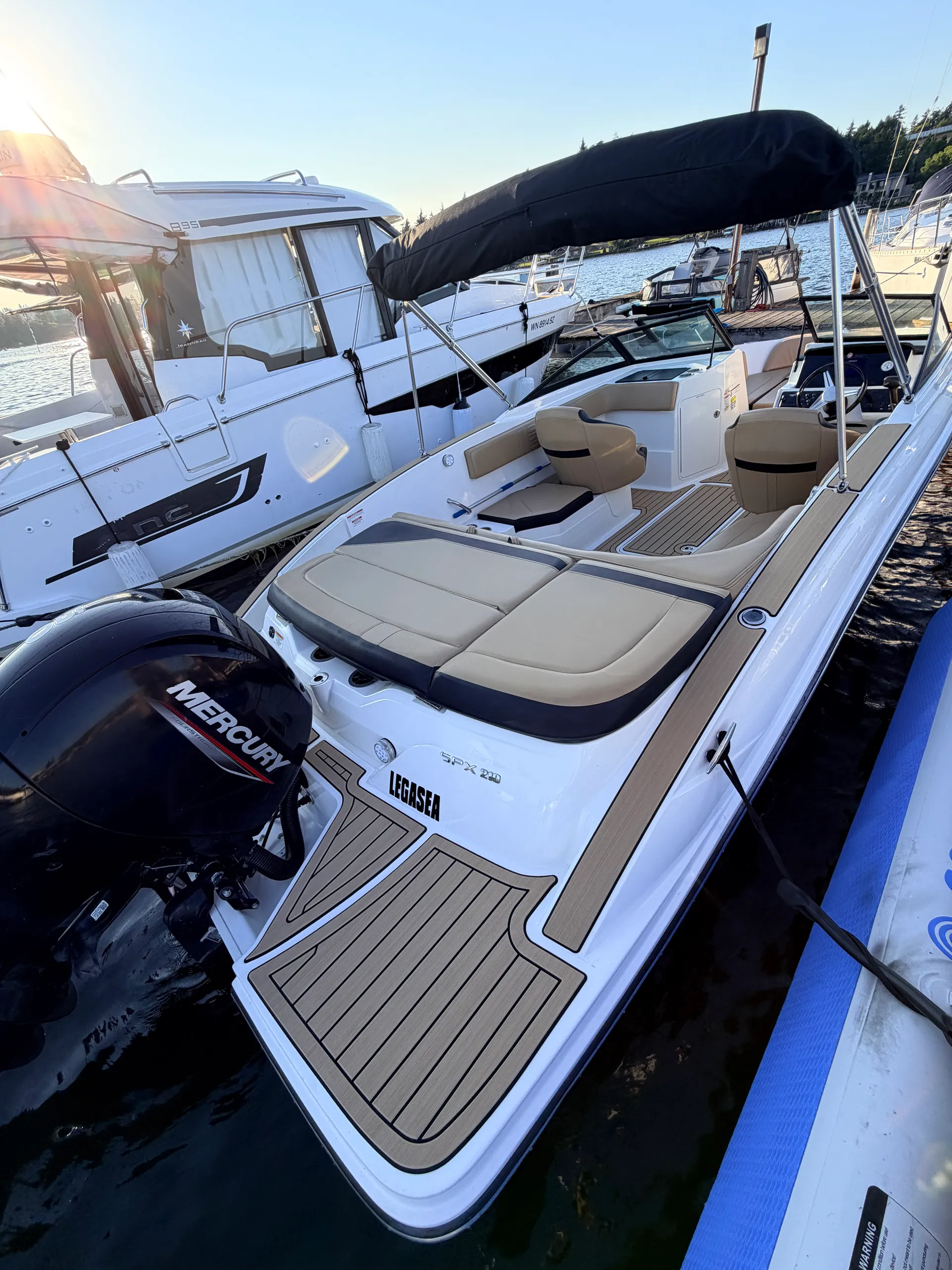 21' Sea Ray | Complimentary Lake-Day Activities on 5+ Hour Trips
