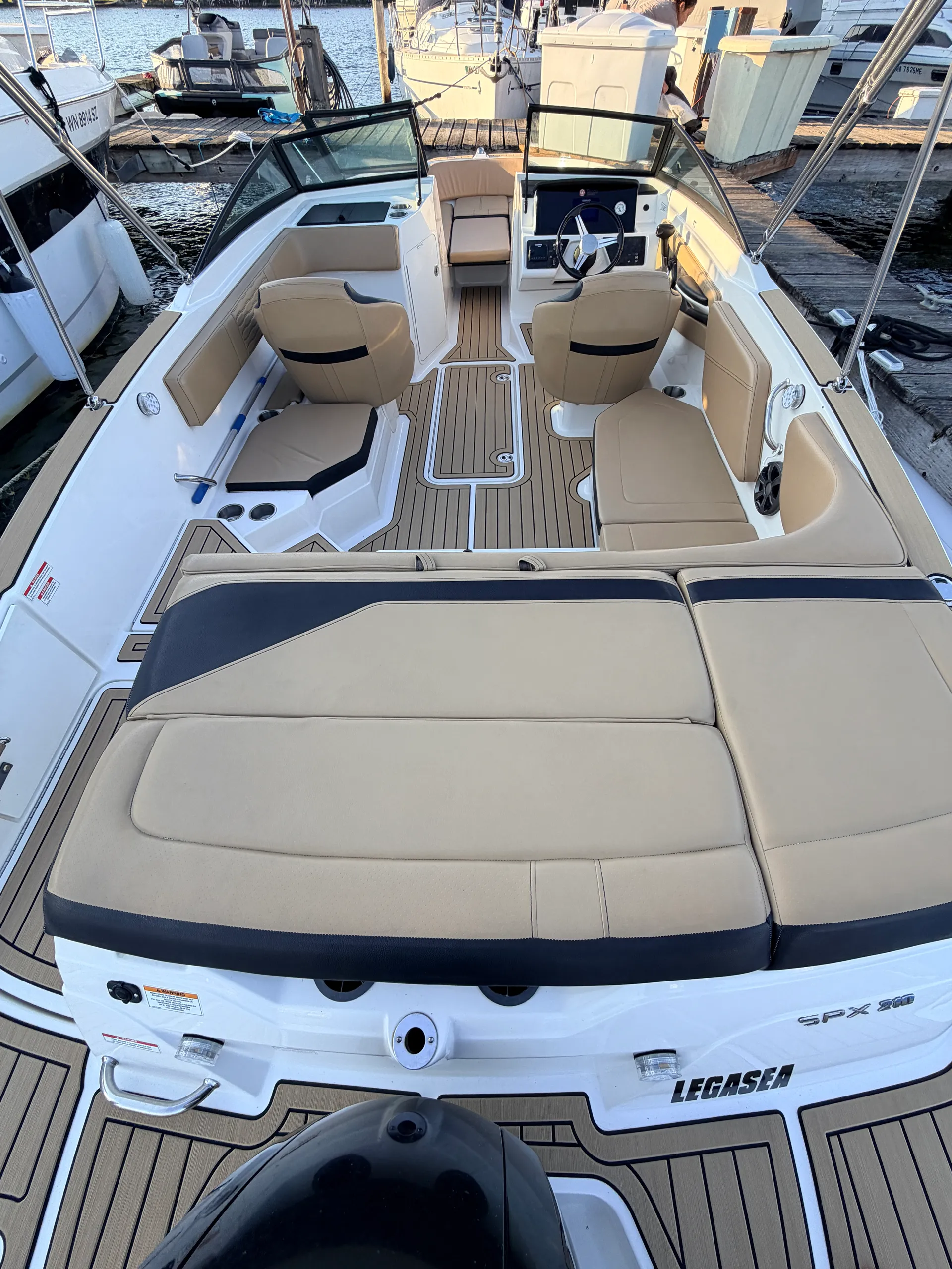 21' Sea Ray | Complimentary Lake-Day Activities on 5+ Hour Trips
