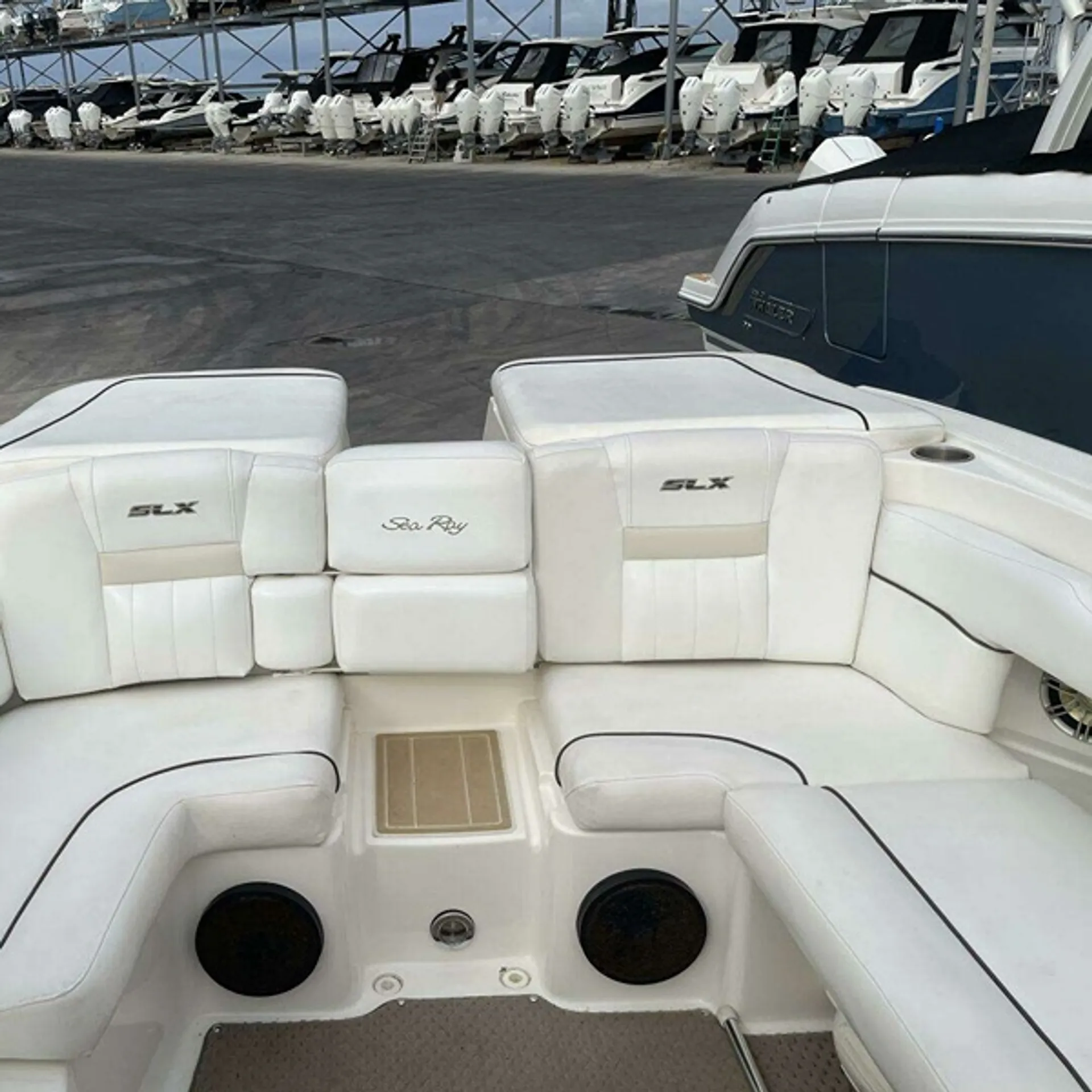 Sea Ray 270 SLX – Spacious Luxury Day Cruiser