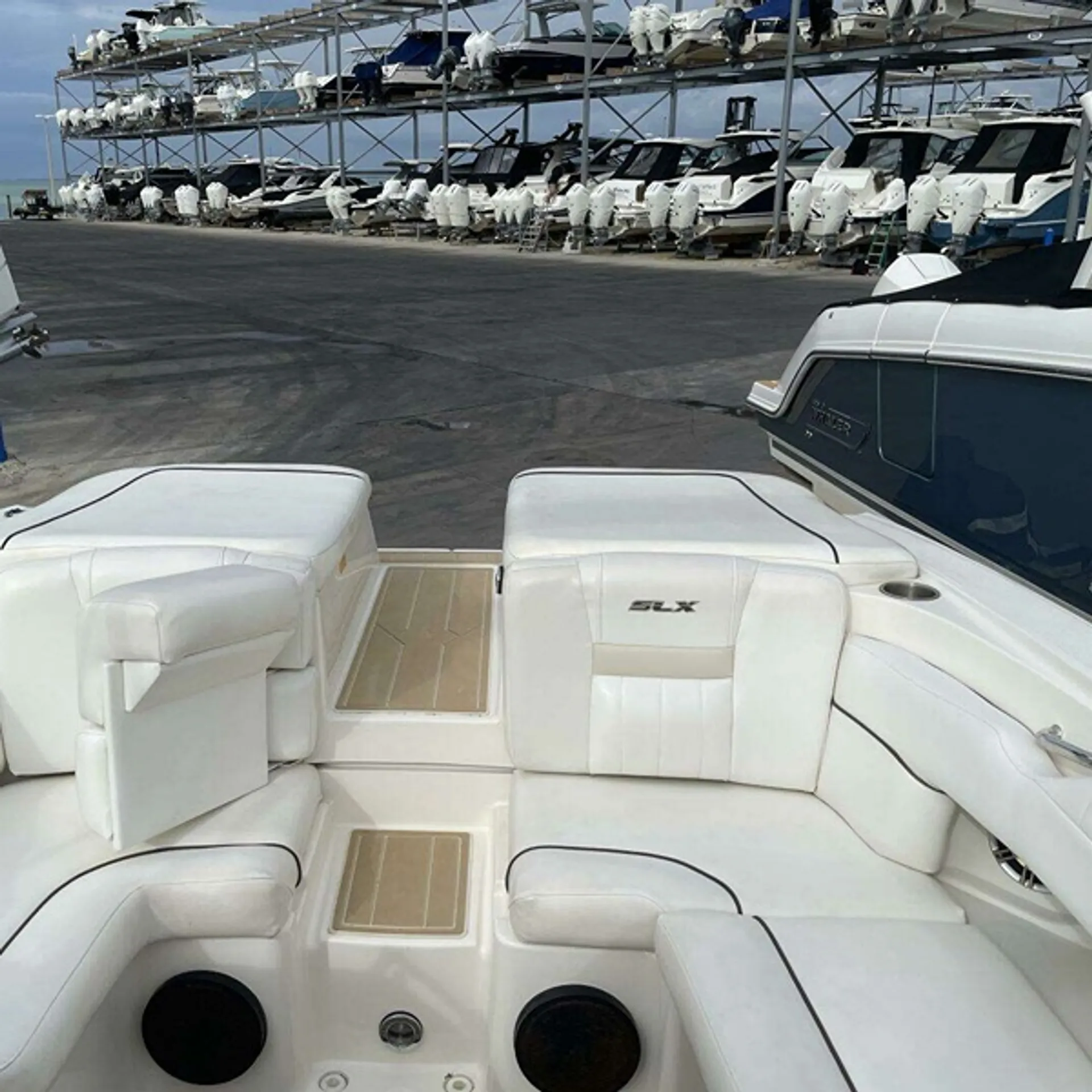 Sea Ray 270 SLX – Spacious Luxury Day Cruiser