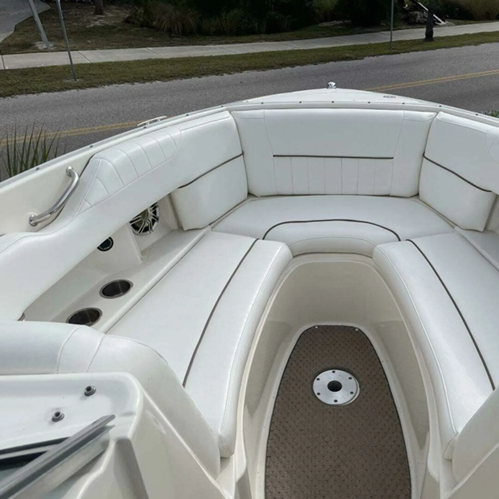 Sea Ray 270 SLX – Spacious Luxury Day Cruiser