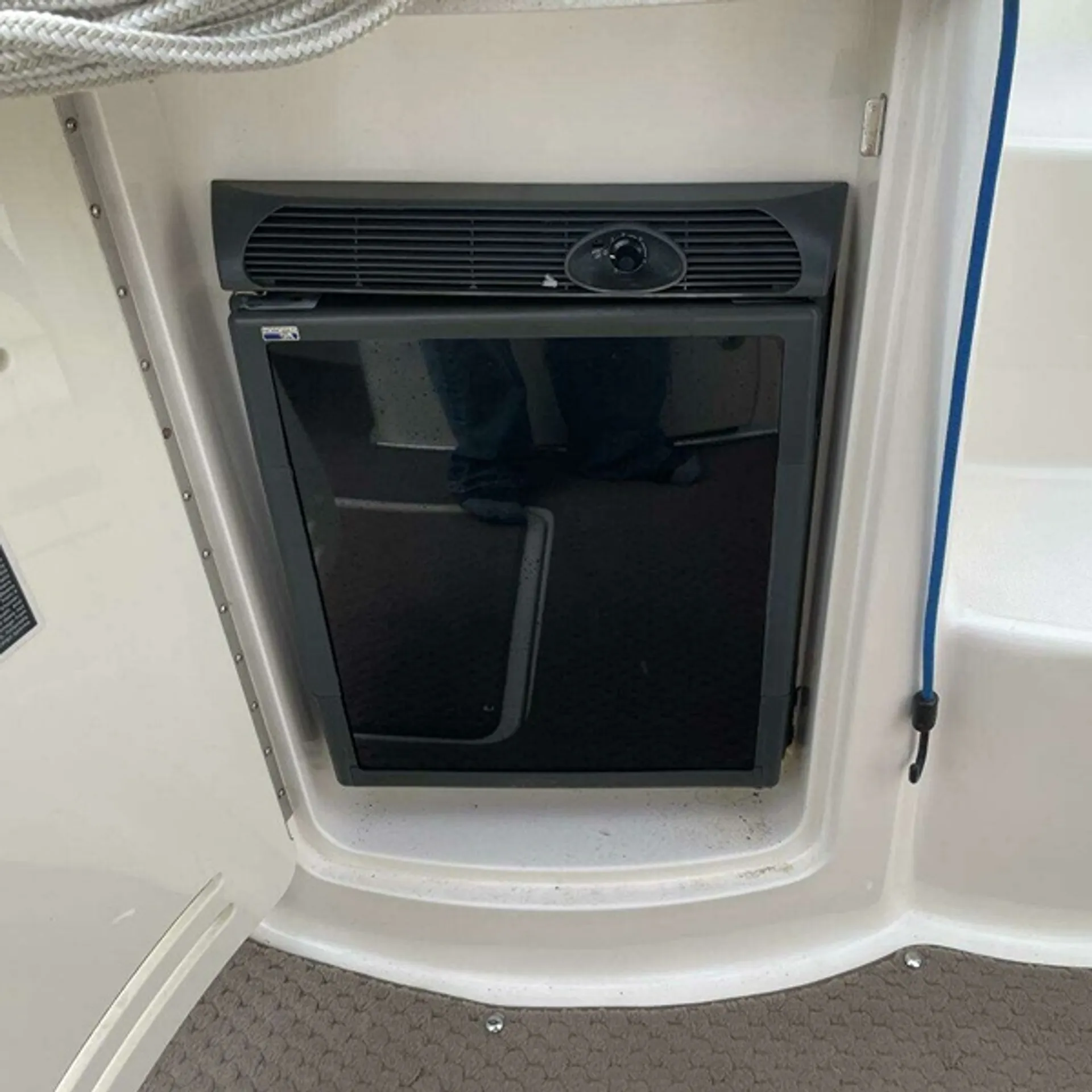 Sea Ray 270 SLX – Spacious Luxury Day Cruiser