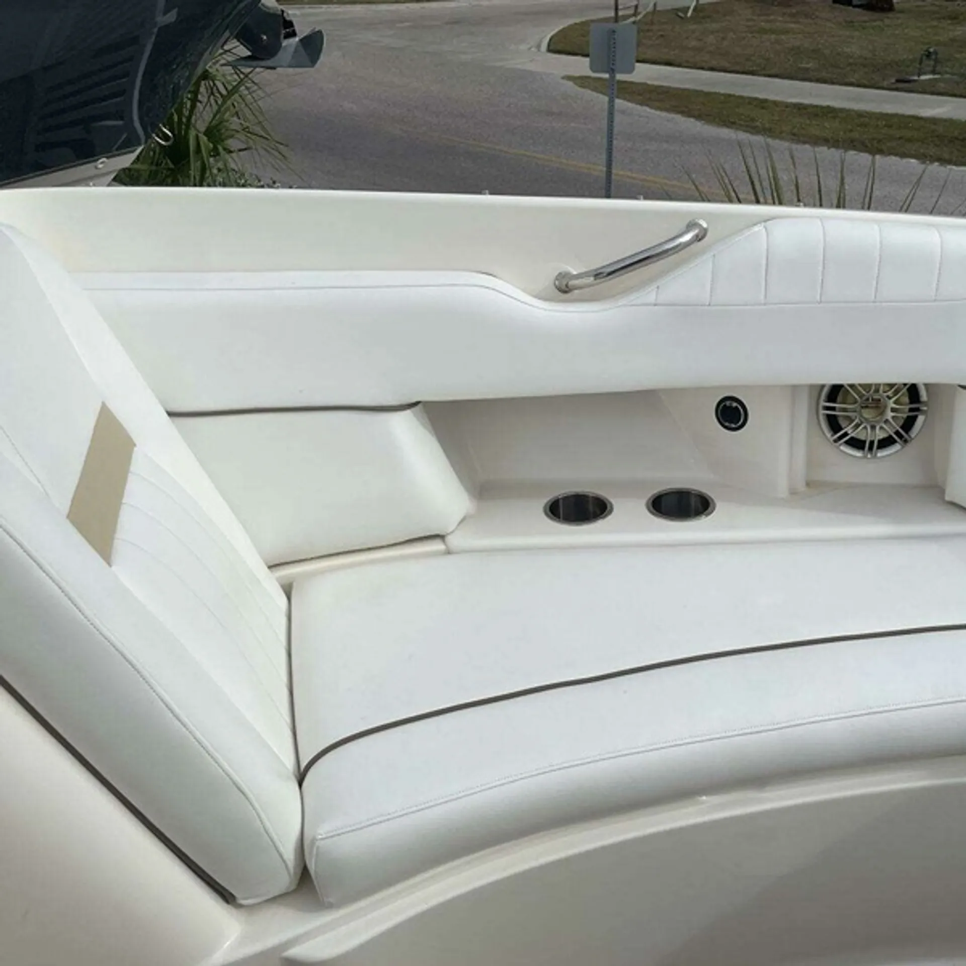 Sea Ray 270 SLX – Spacious Luxury Day Cruiser