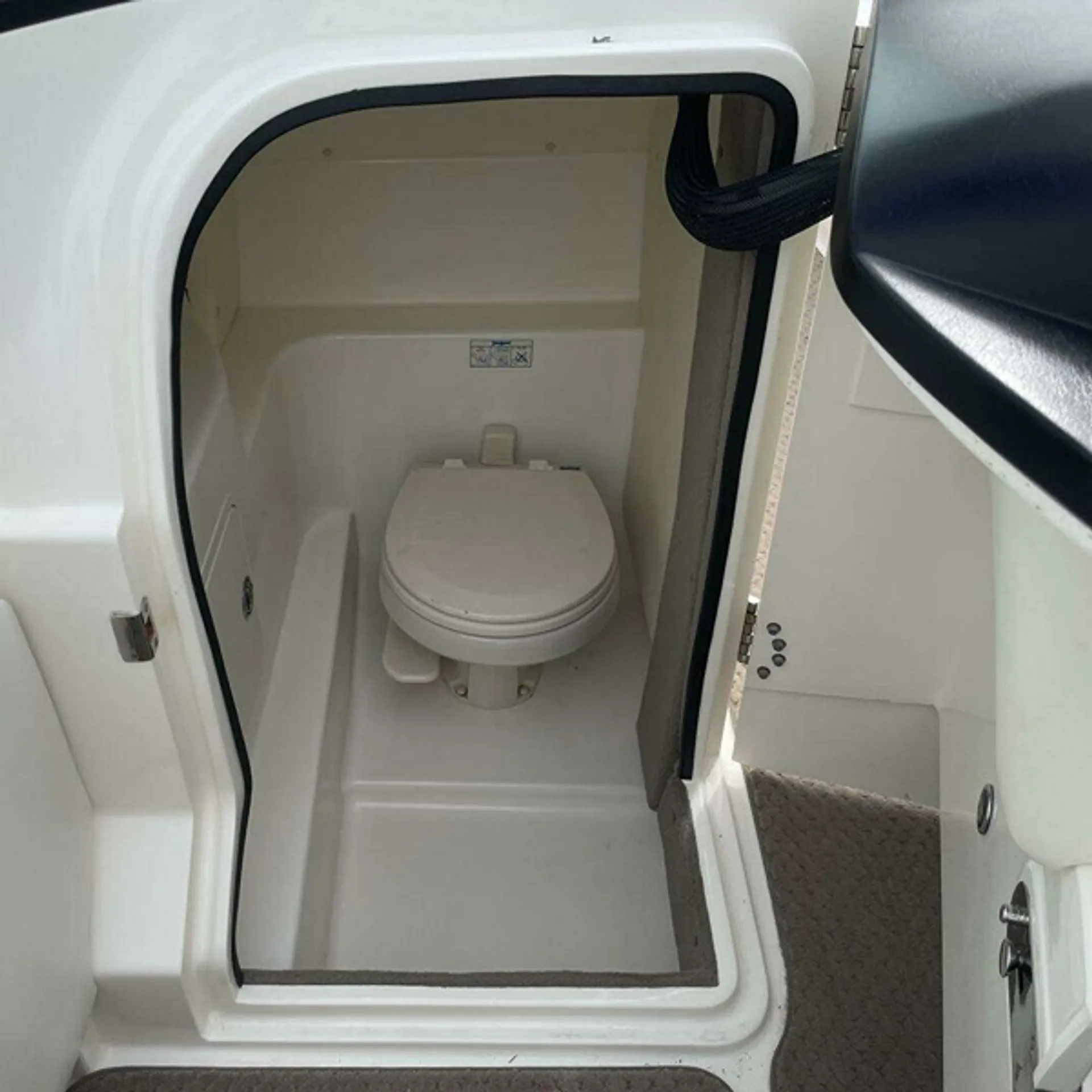 Sea Ray 270 SLX – Spacious Luxury Day Cruiser
