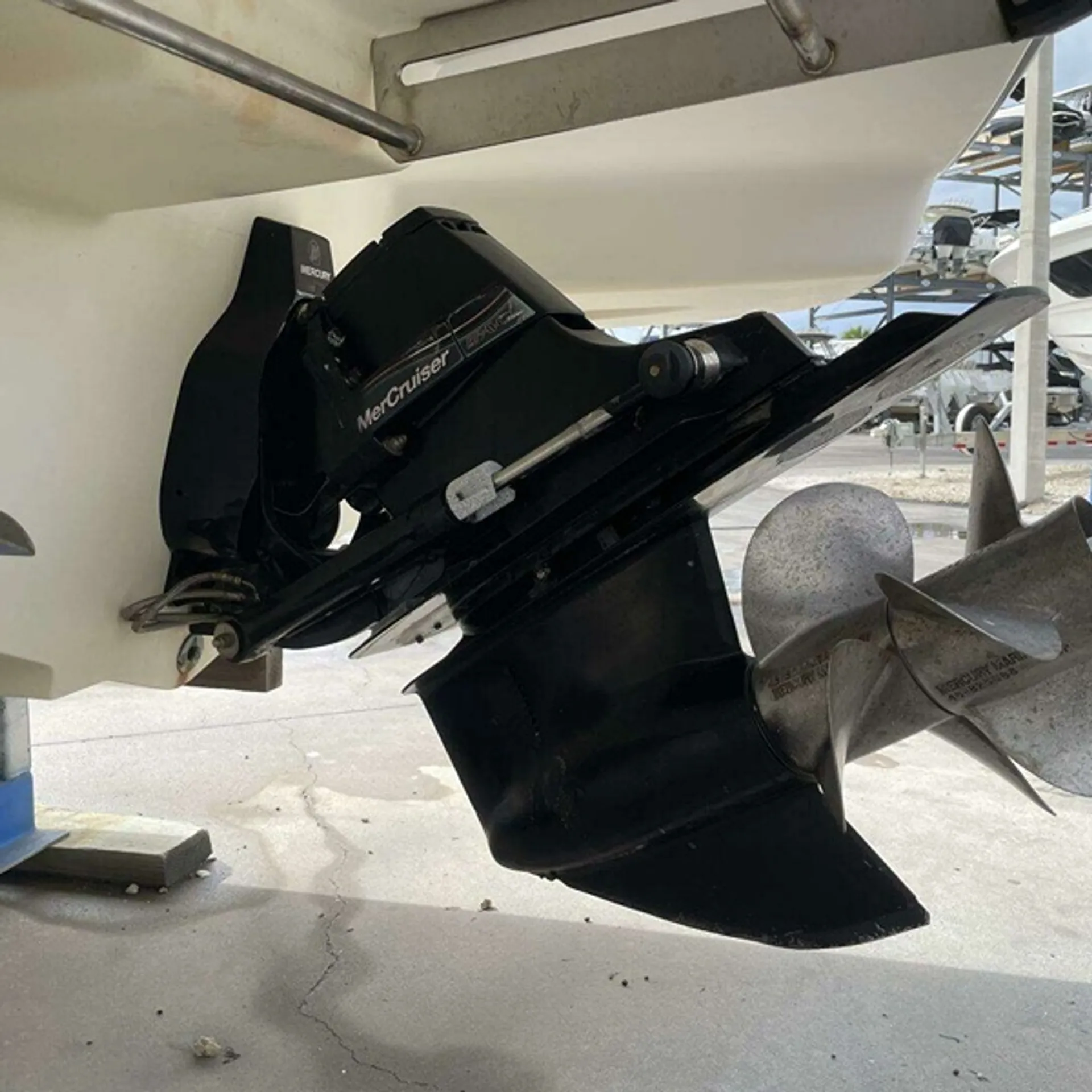 Sea Ray 270 SLX – Spacious Luxury Day Cruiser