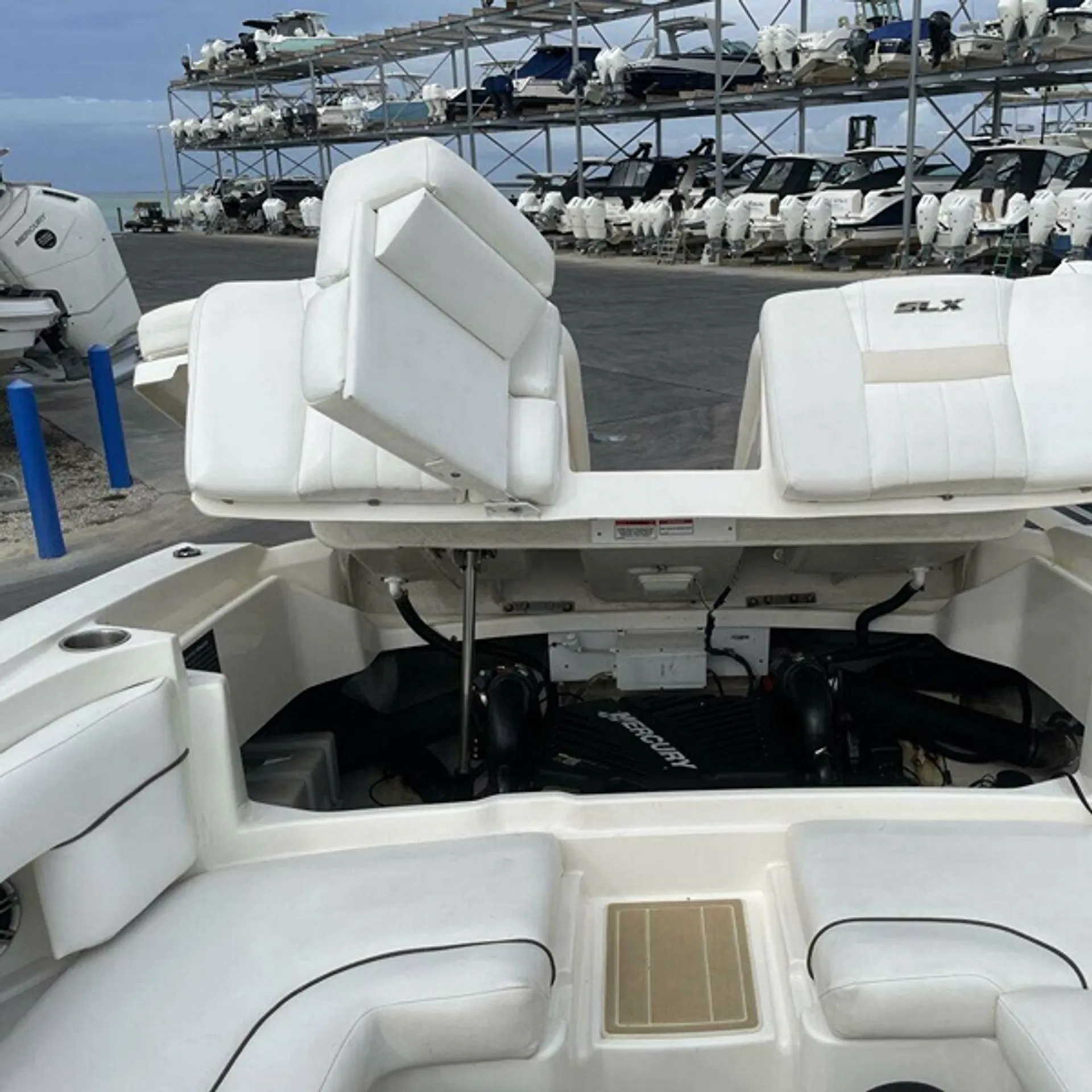 Sea Ray 270 SLX – Spacious Luxury Day Cruiser