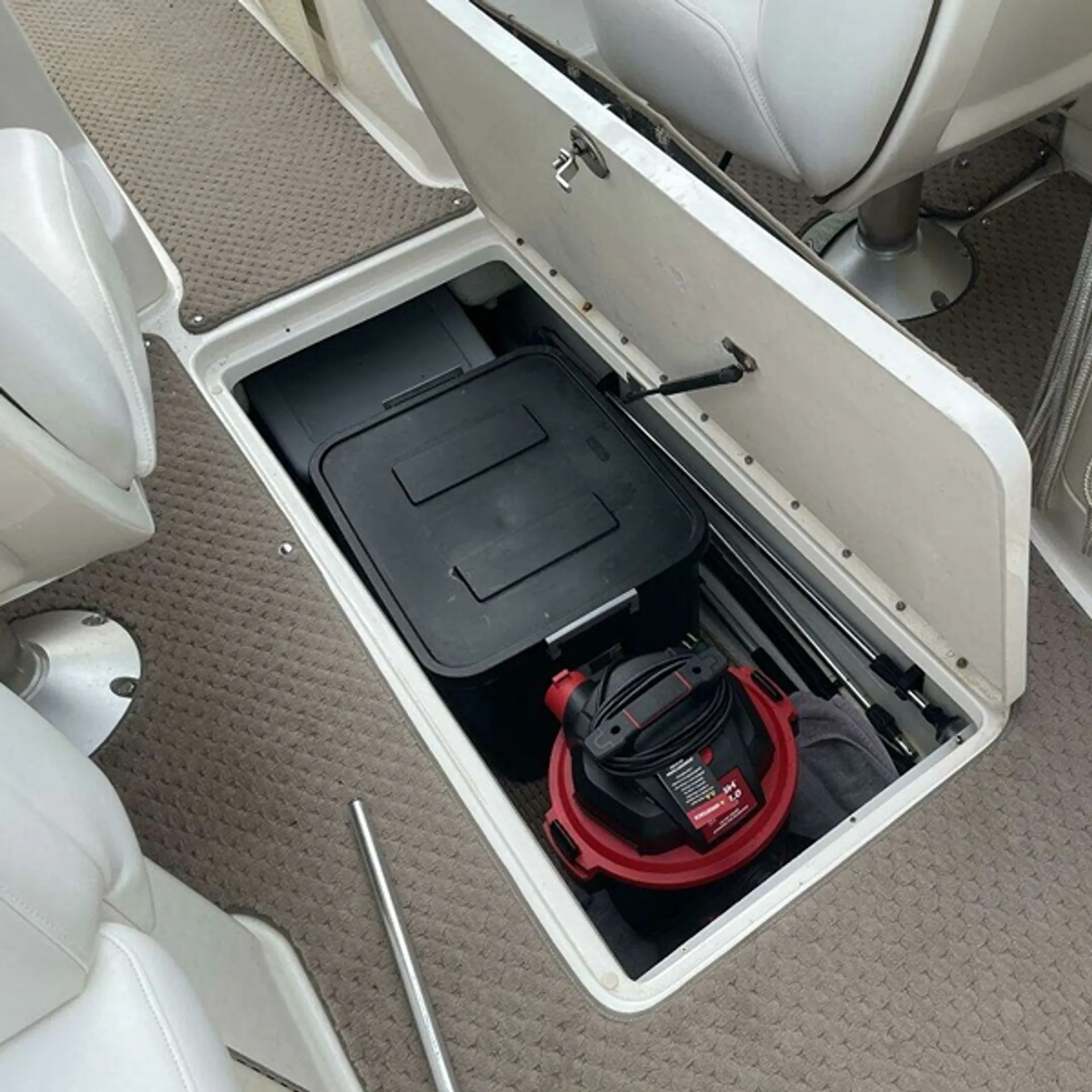 Sea Ray 270 SLX – Spacious Luxury Day Cruiser