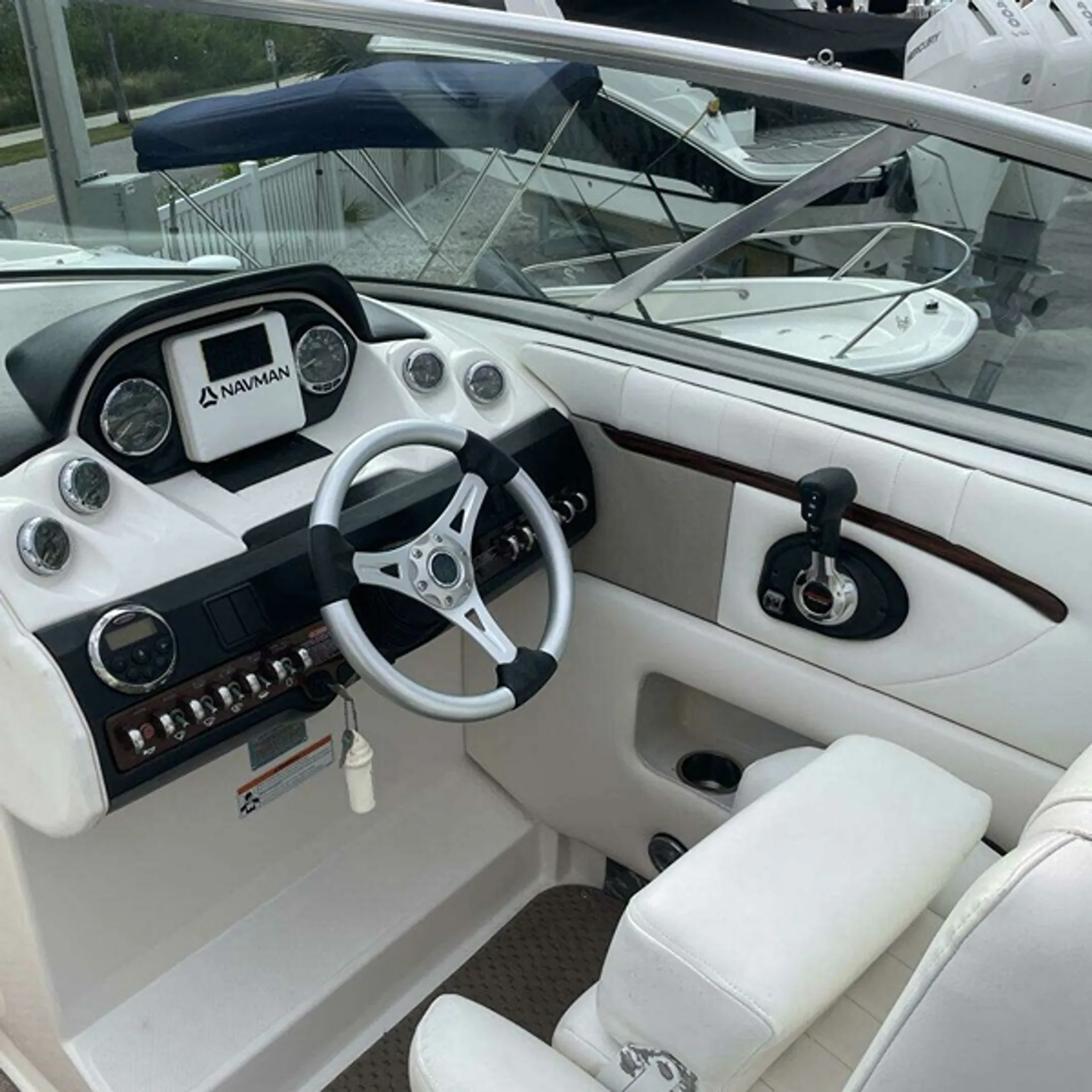 Sea Ray 270 SLX – Spacious Luxury Day Cruiser