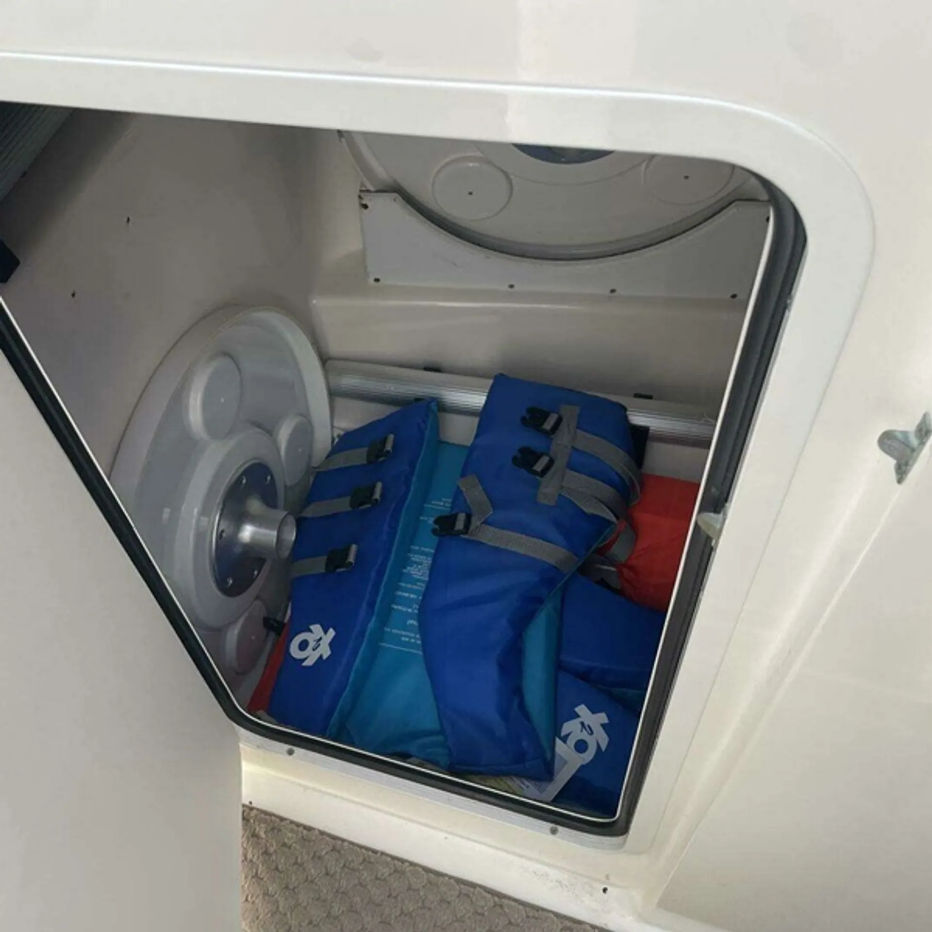 Sea Ray 270 SLX – Spacious Luxury Day Cruiser