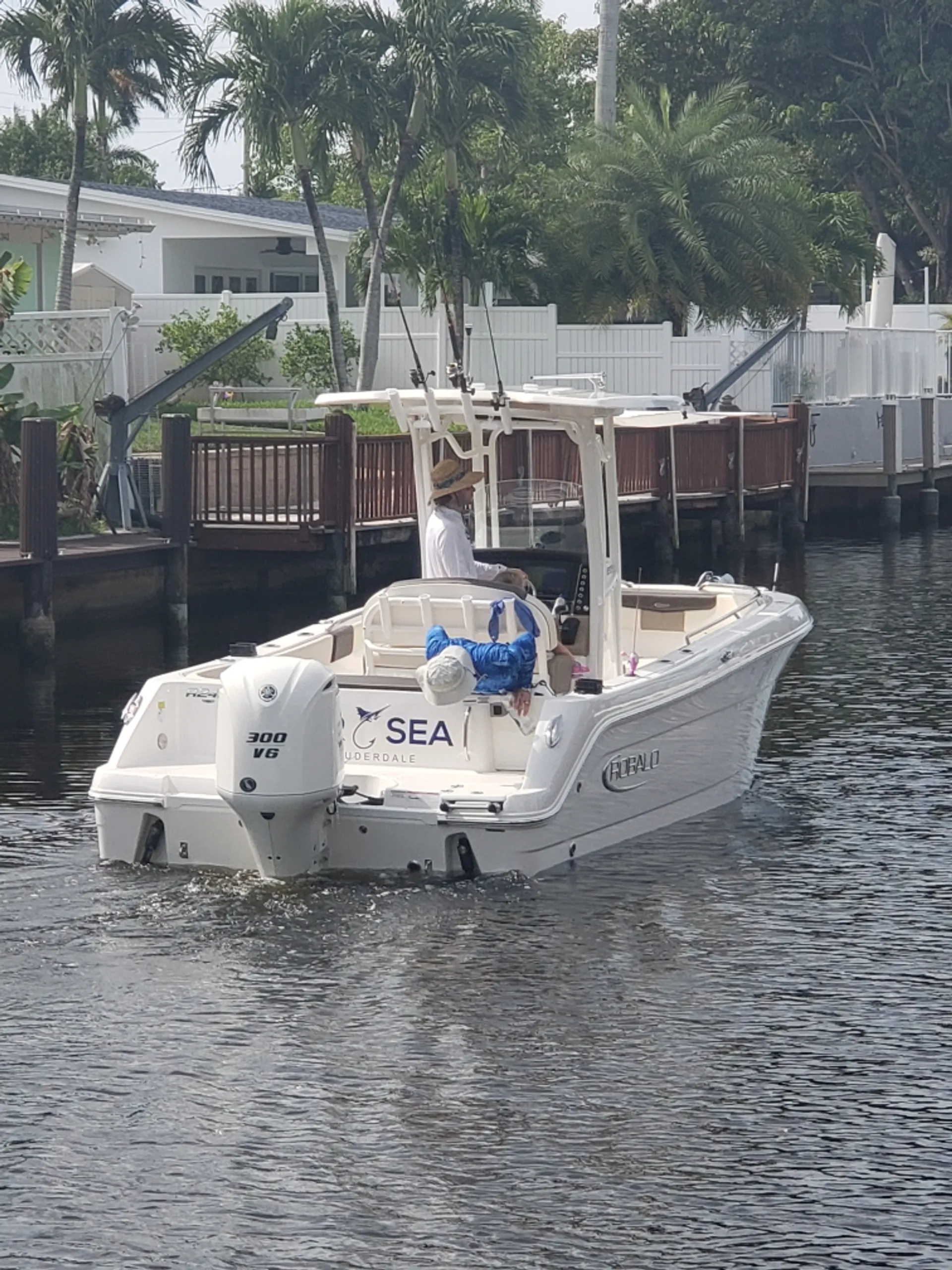 ROBALO R242EX in Fort Lauderdale, FL — photo 6