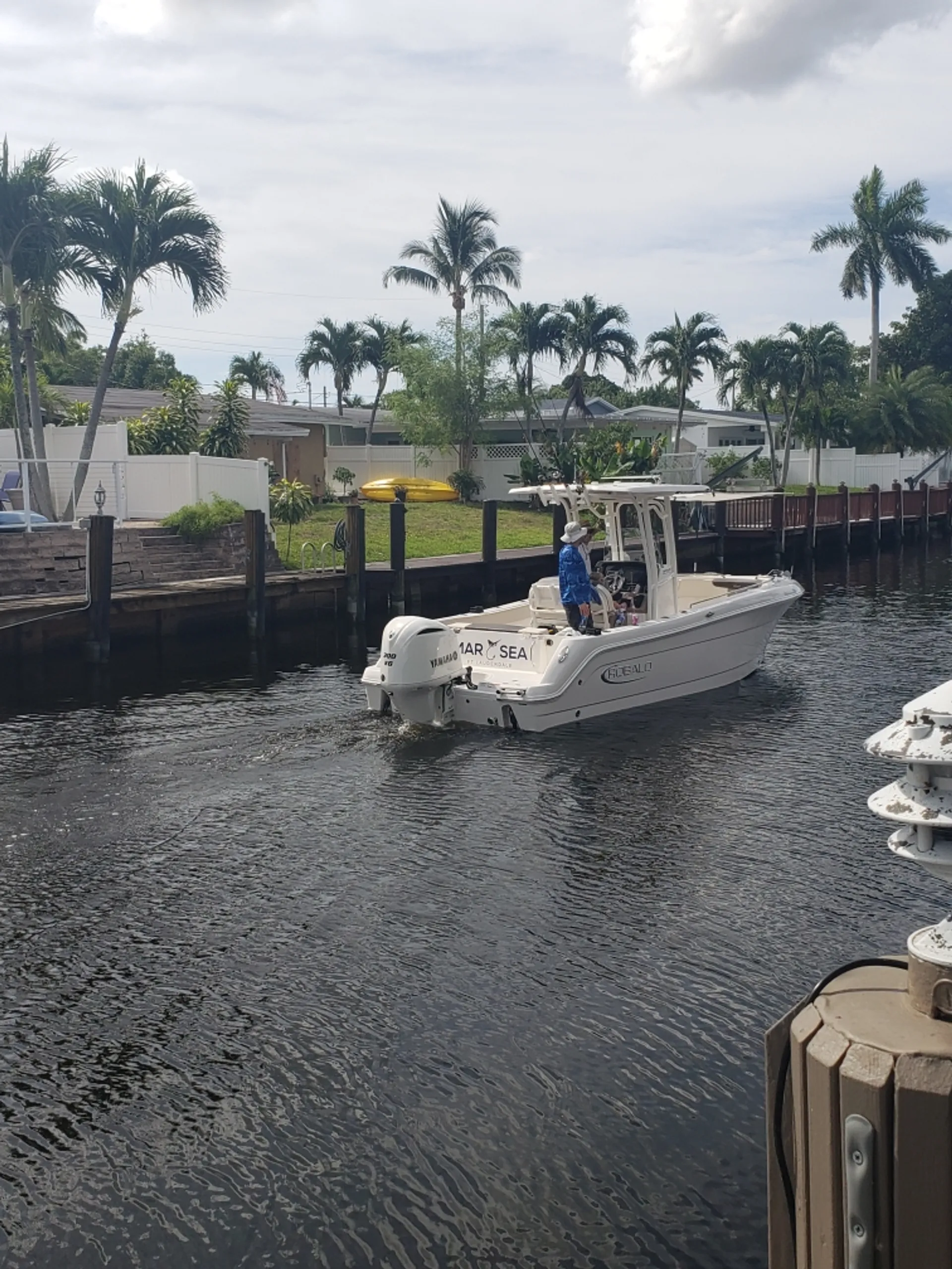Marsea, Premium 2021 Robalo! 24’ center console 242 explorer. 300 HP